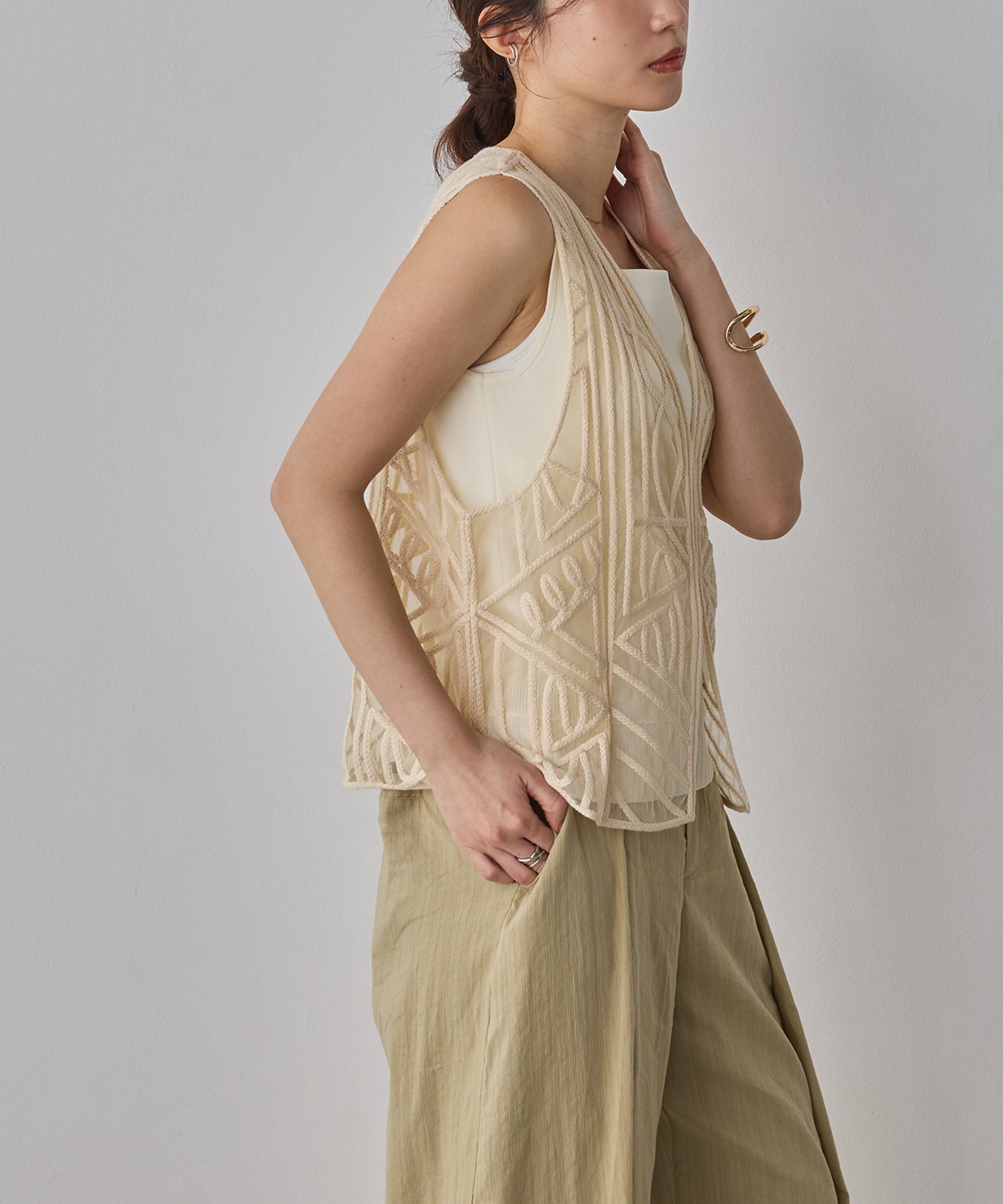 ネット 刺繍ジレ