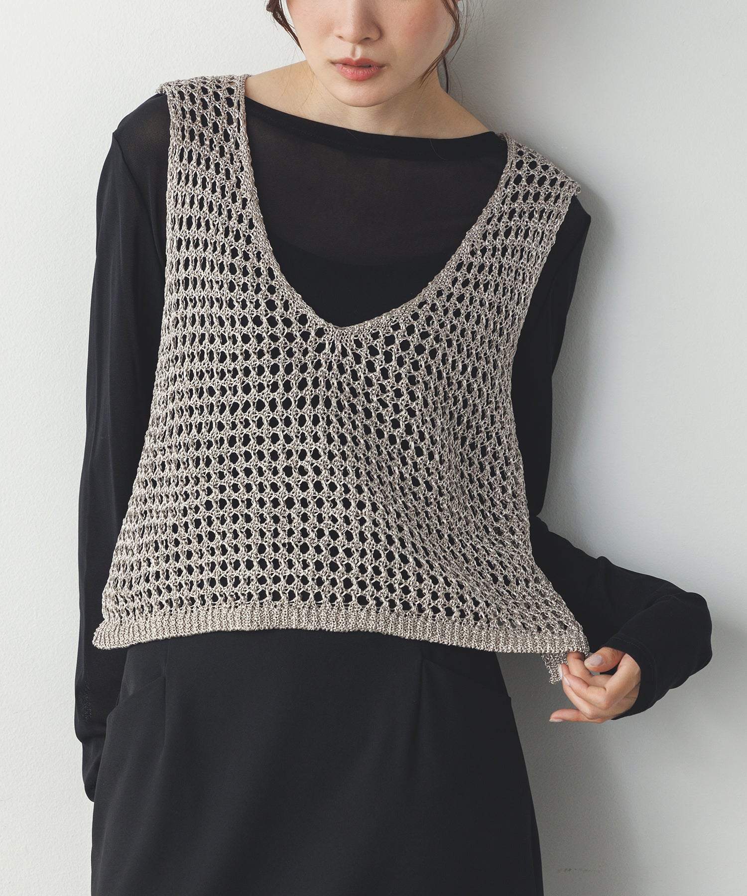 METALLIC YARN KNIT VEST