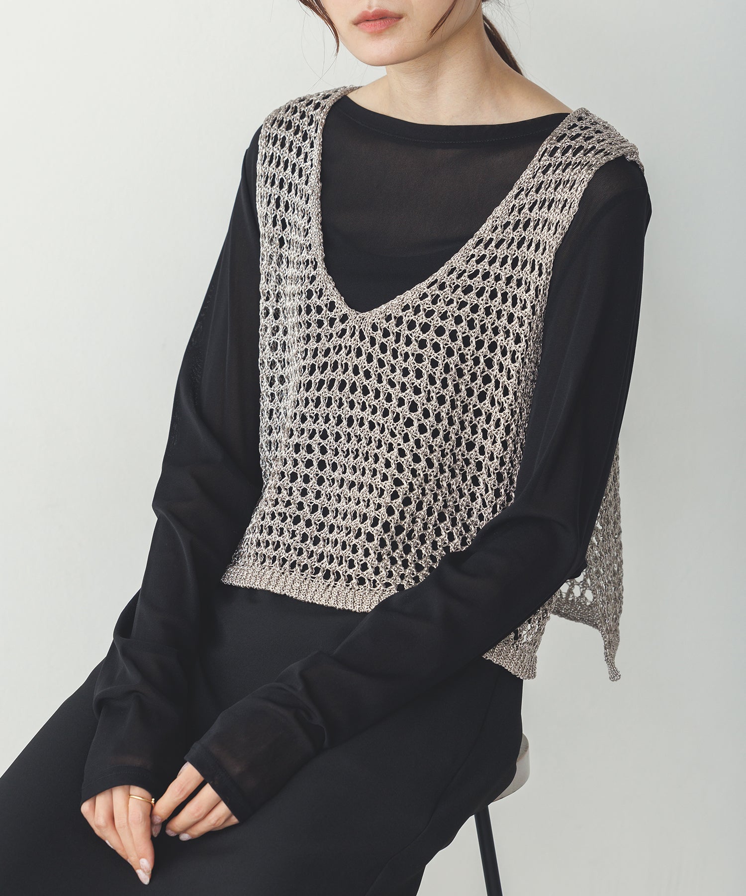 METALLIC YARN KNIT VEST