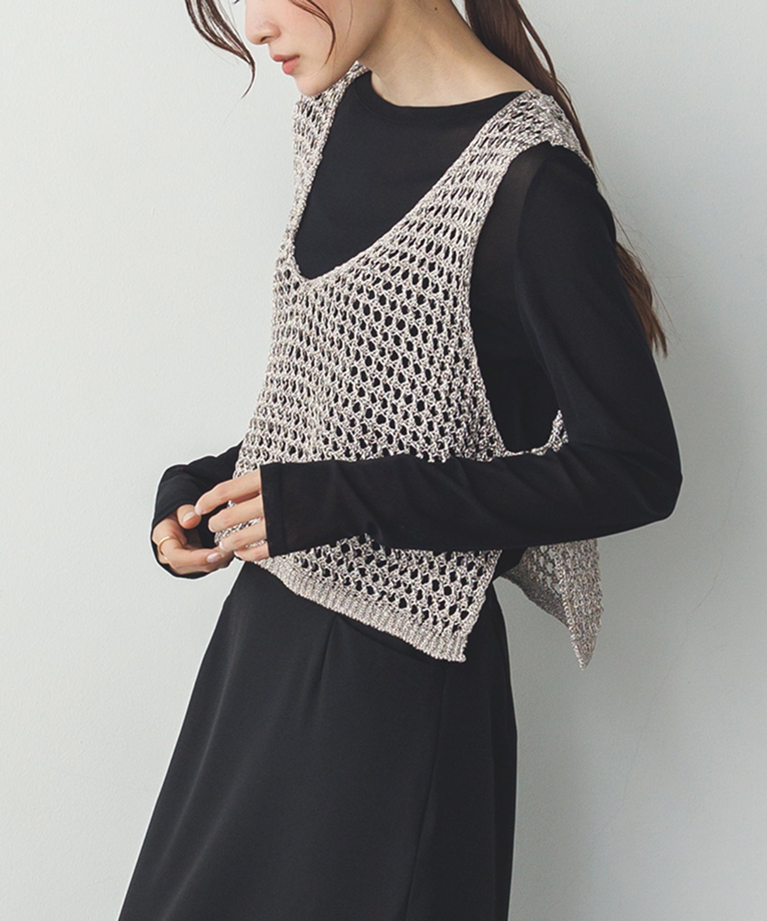 METALLIC YARN KNIT VEST