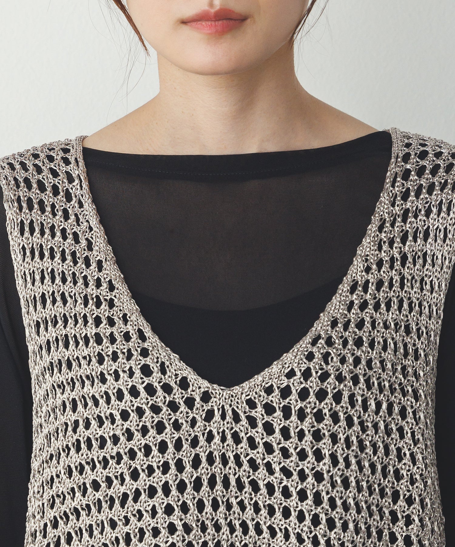 METALLIC YARN KNIT VEST
