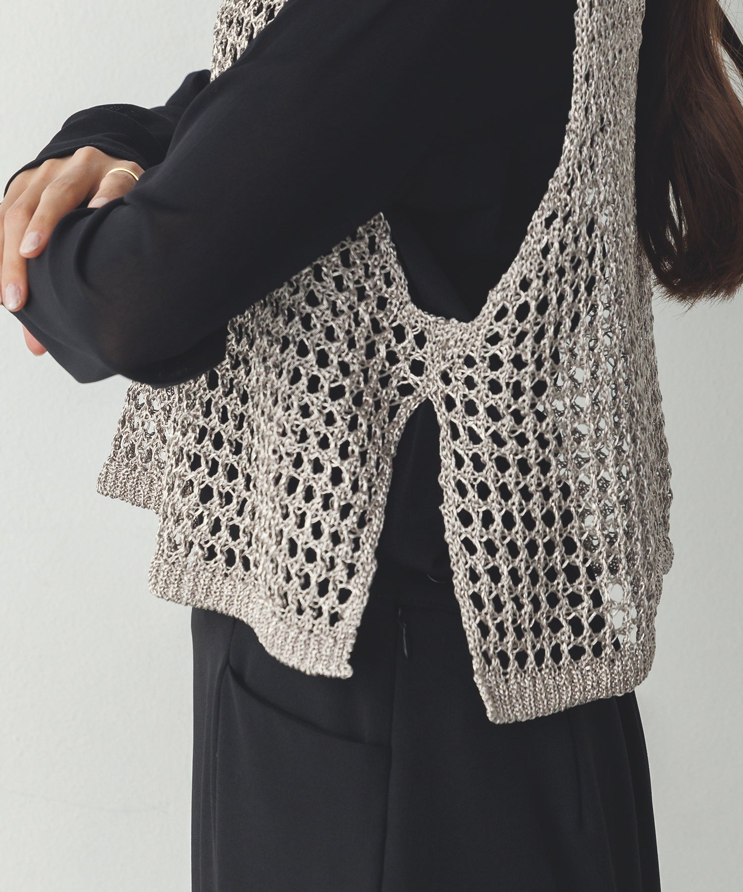METALLIC YARN KNIT VEST