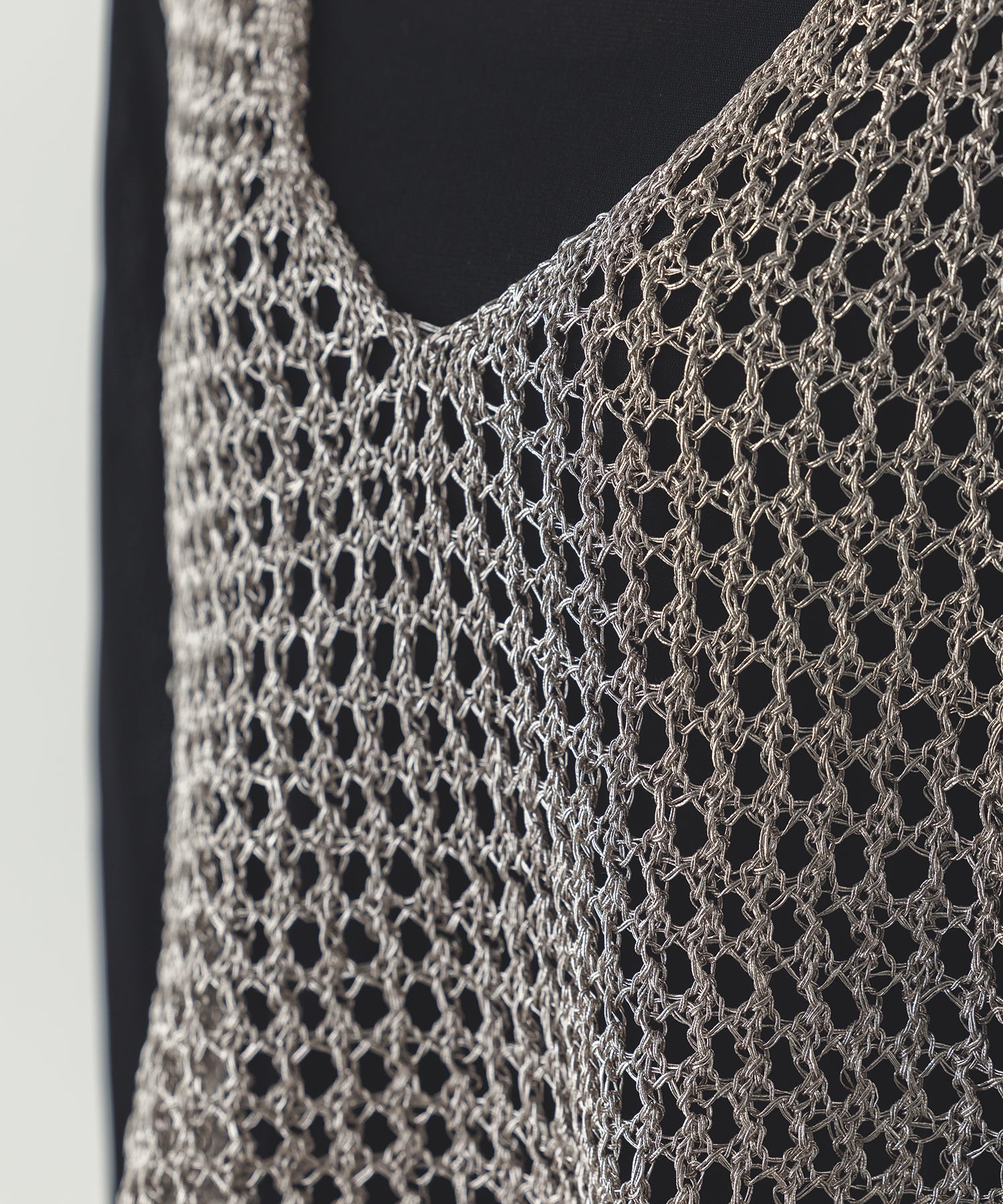 METALLIC YARN KNIT VEST