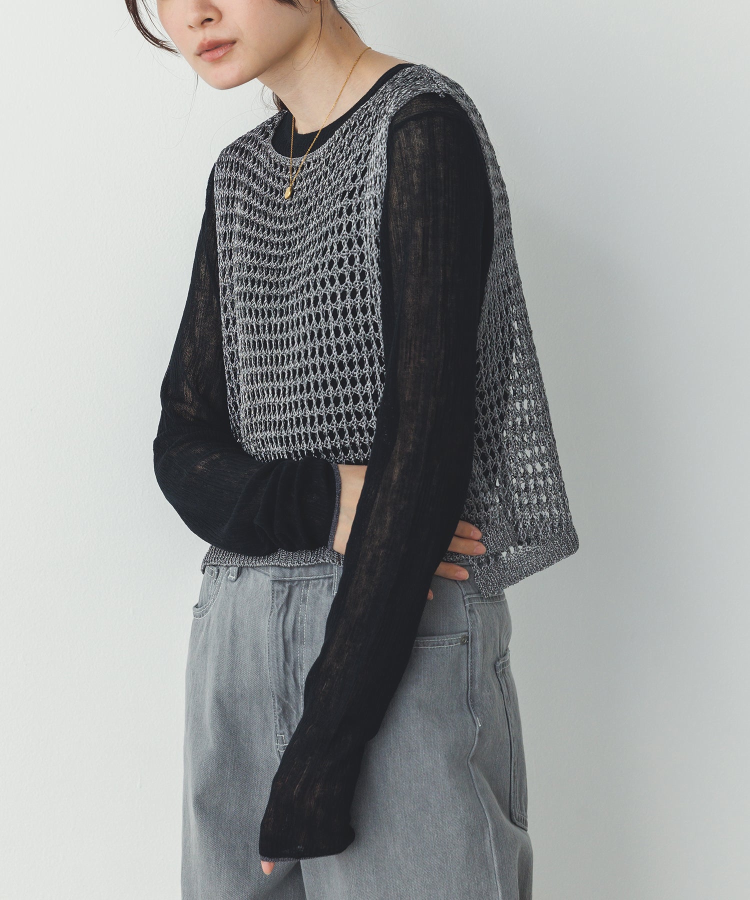 METALLIC YARN KNIT VEST
