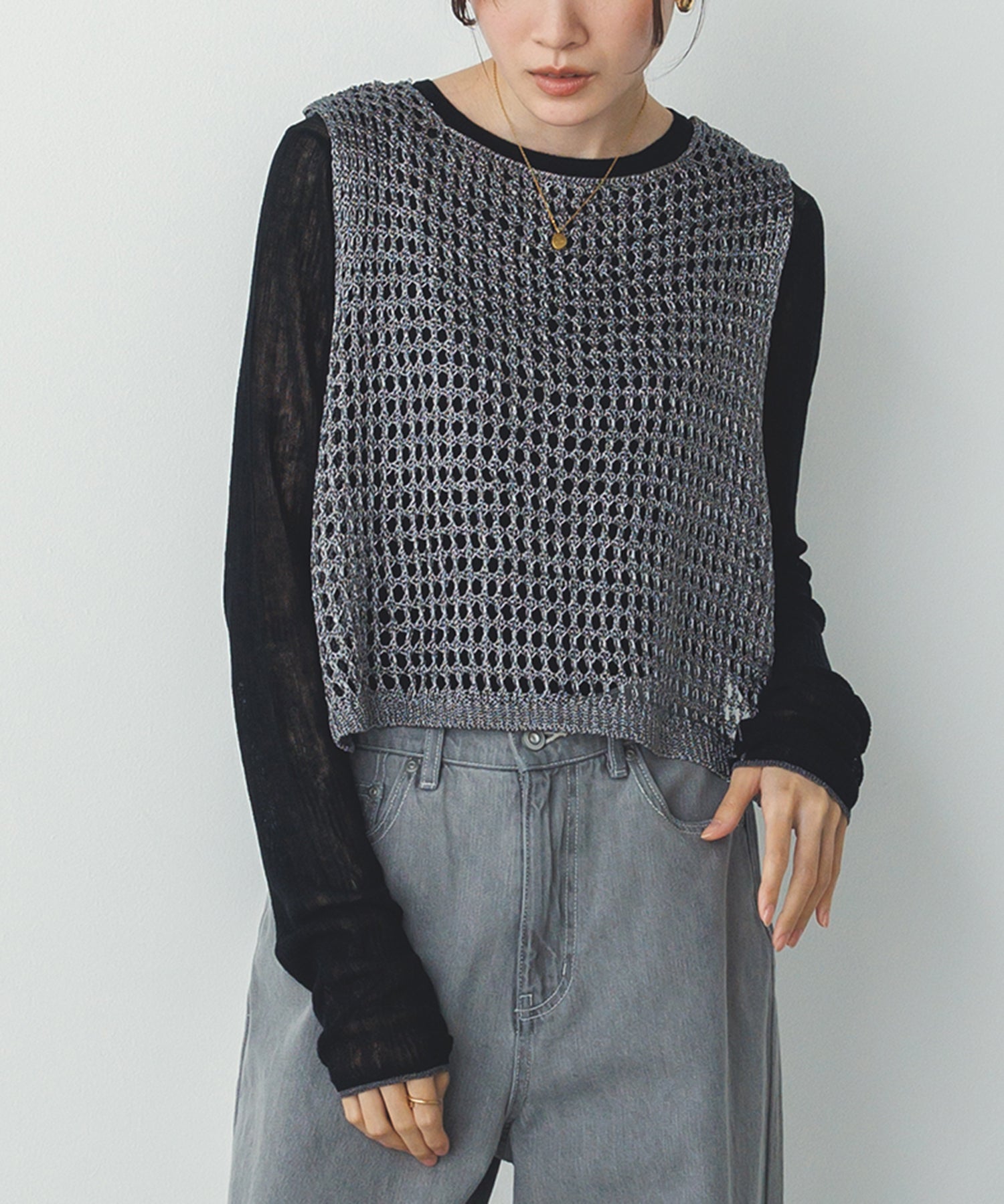 METALLIC YARN KNIT VEST
