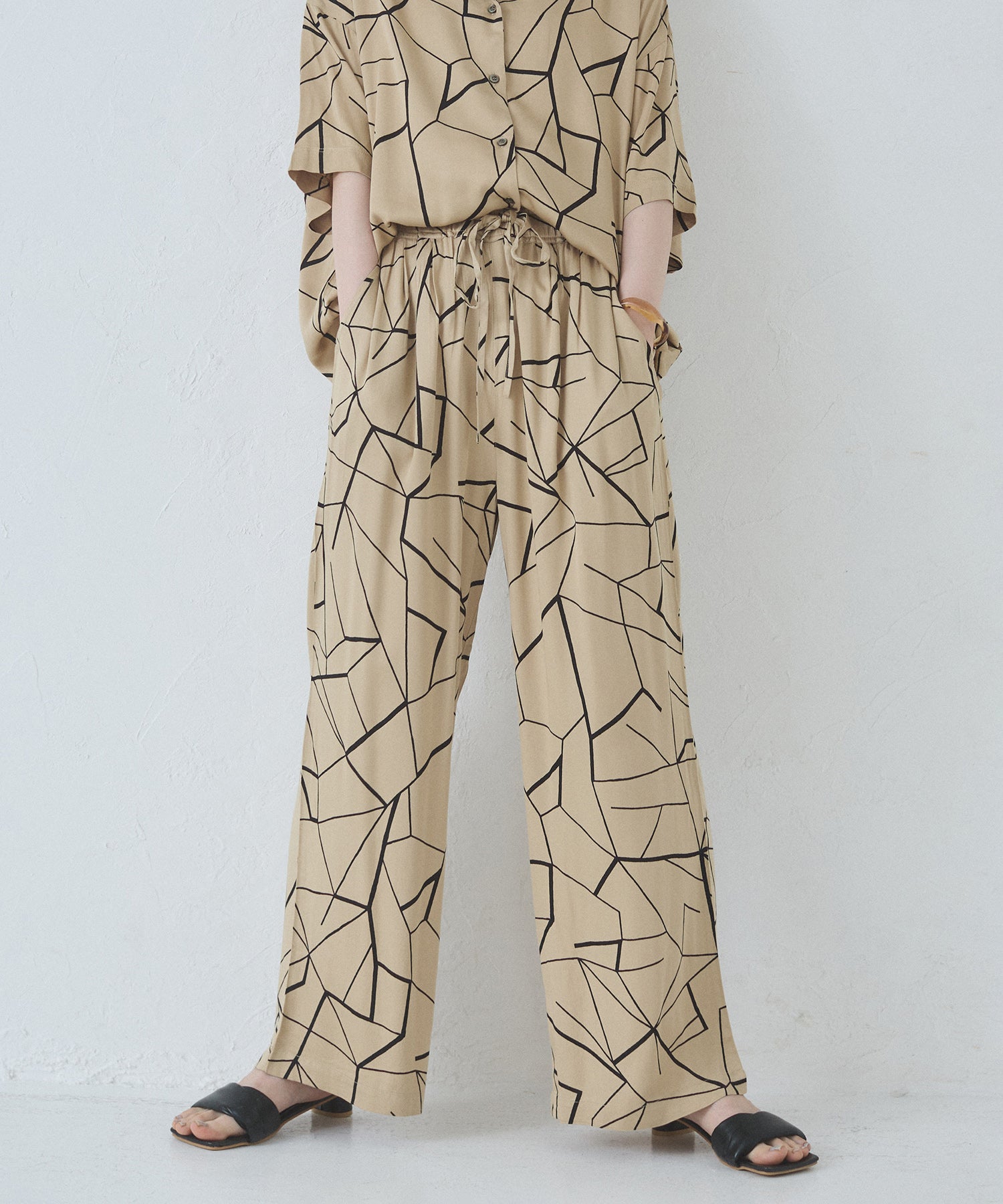 ビスコースサテン プリント タックストレートパンツ