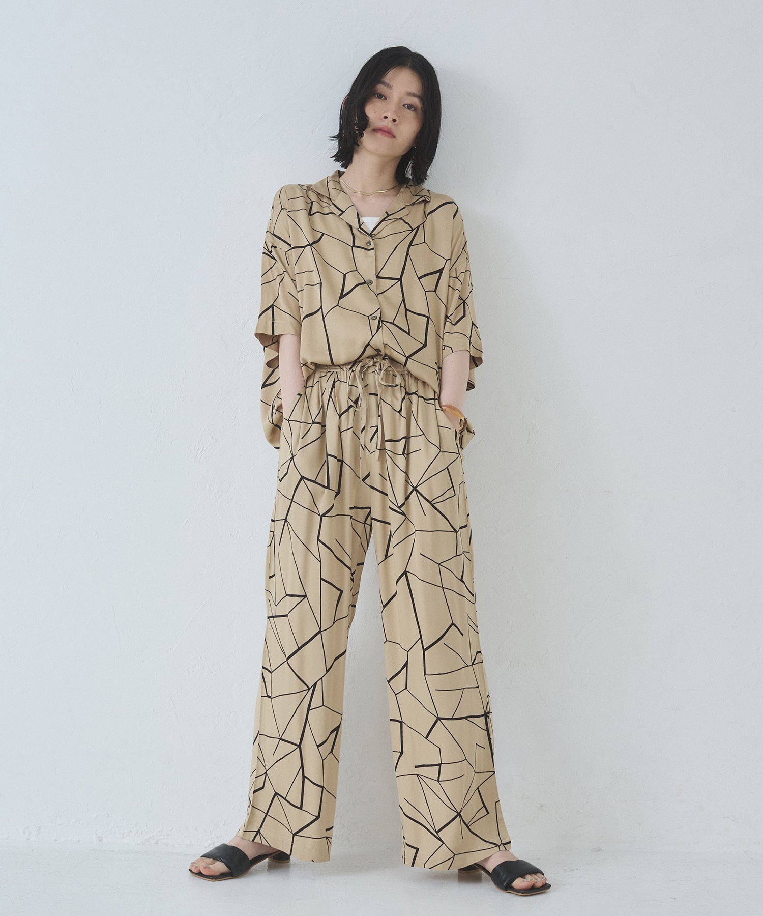 ビスコースサテン プリント タックストレートパンツ