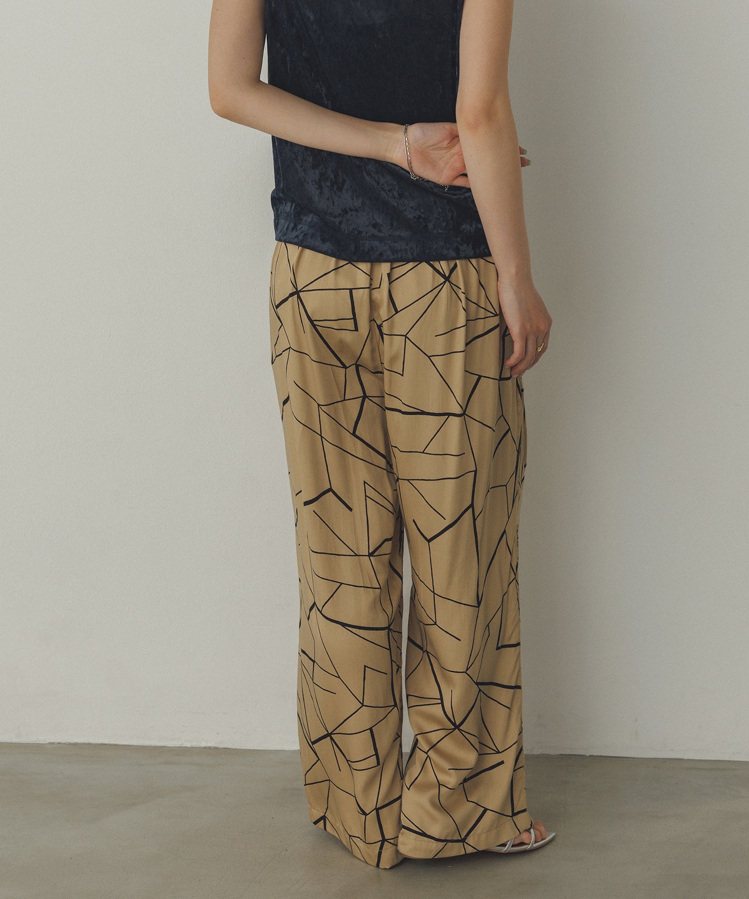 ビスコースサテン プリント タックストレートパンツ
