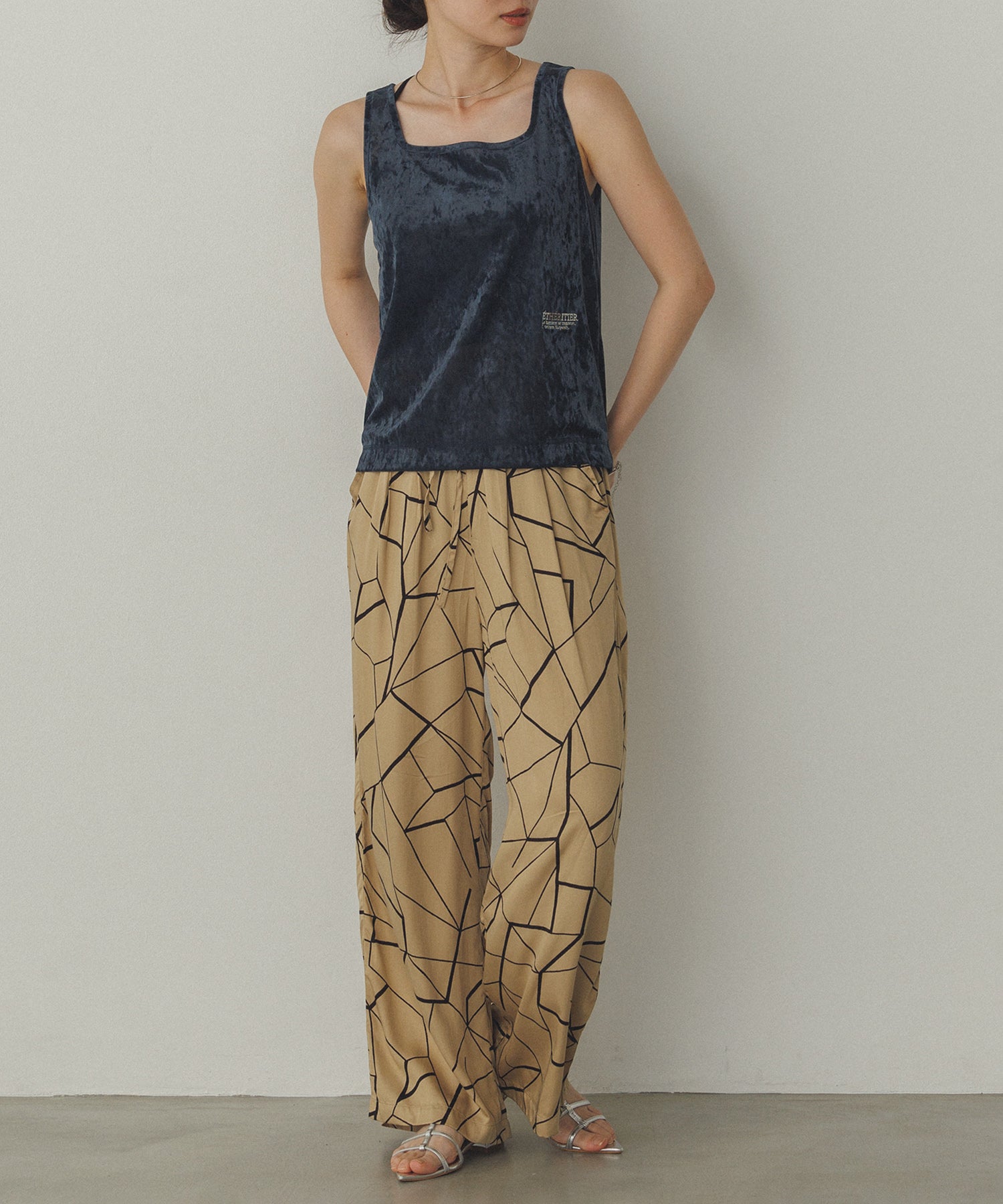 ビスコースサテン プリント タックストレートパンツ