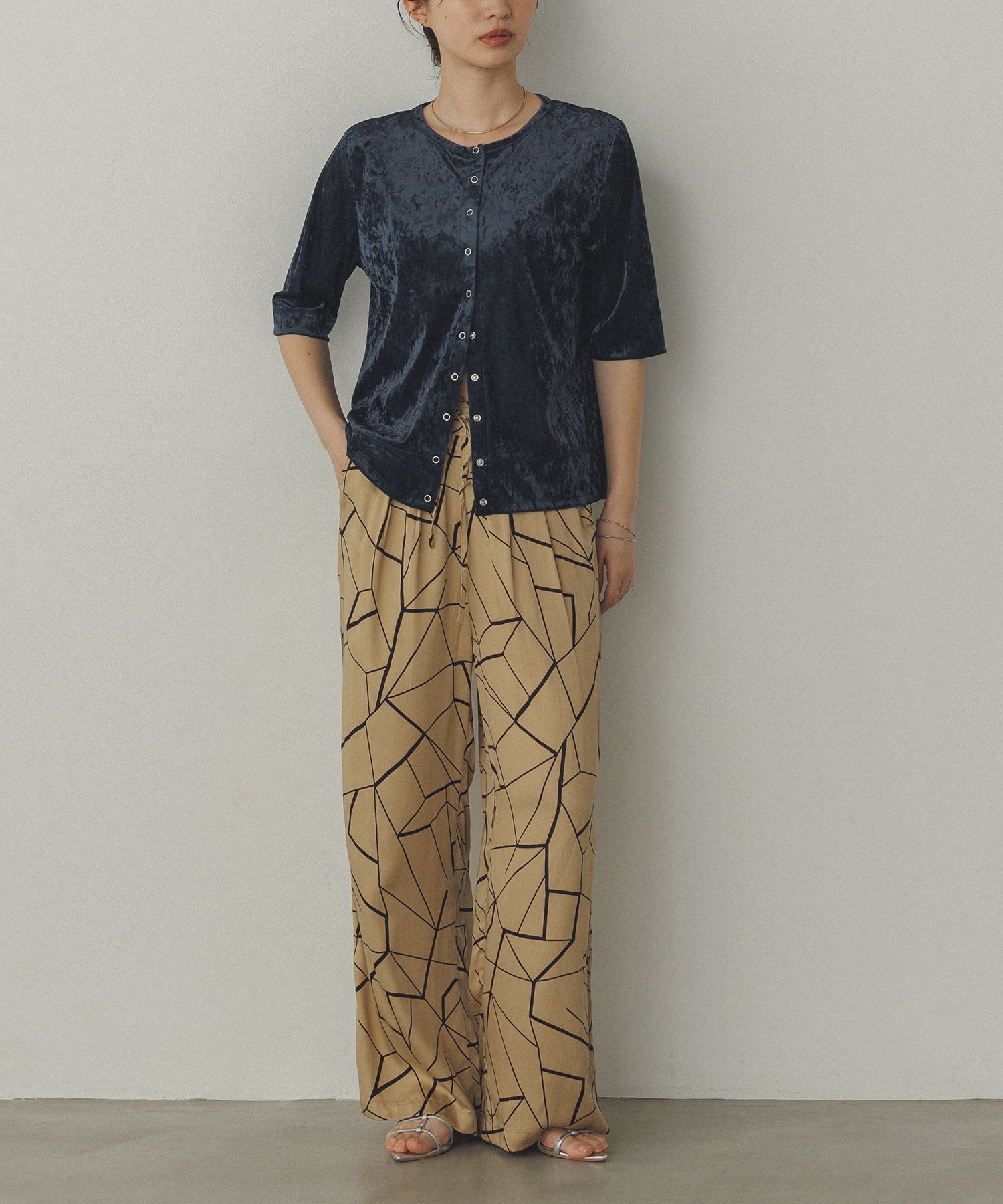 ビスコースサテン プリント タックストレートパンツ