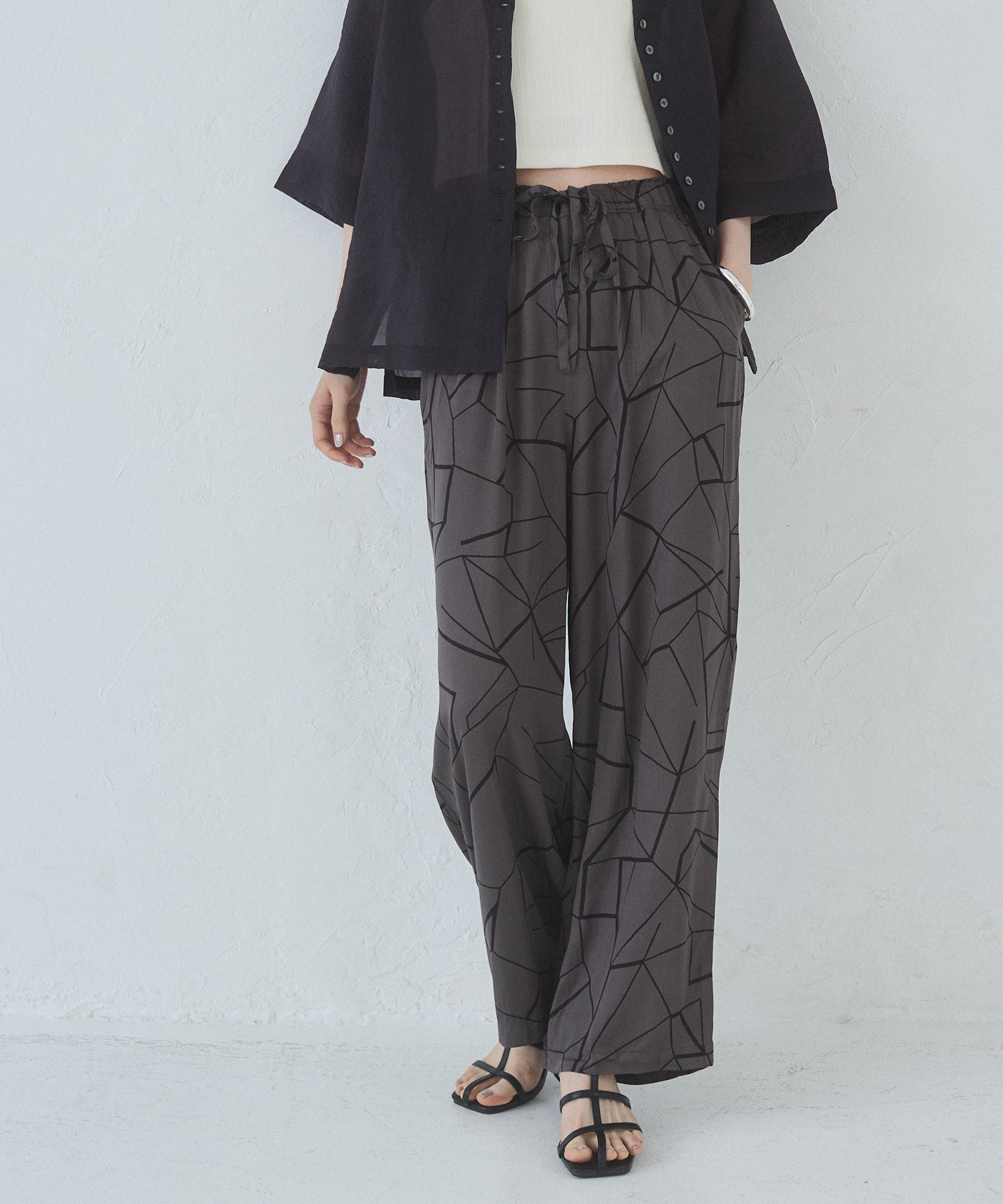 ビスコースサテン プリント タックストレートパンツ
