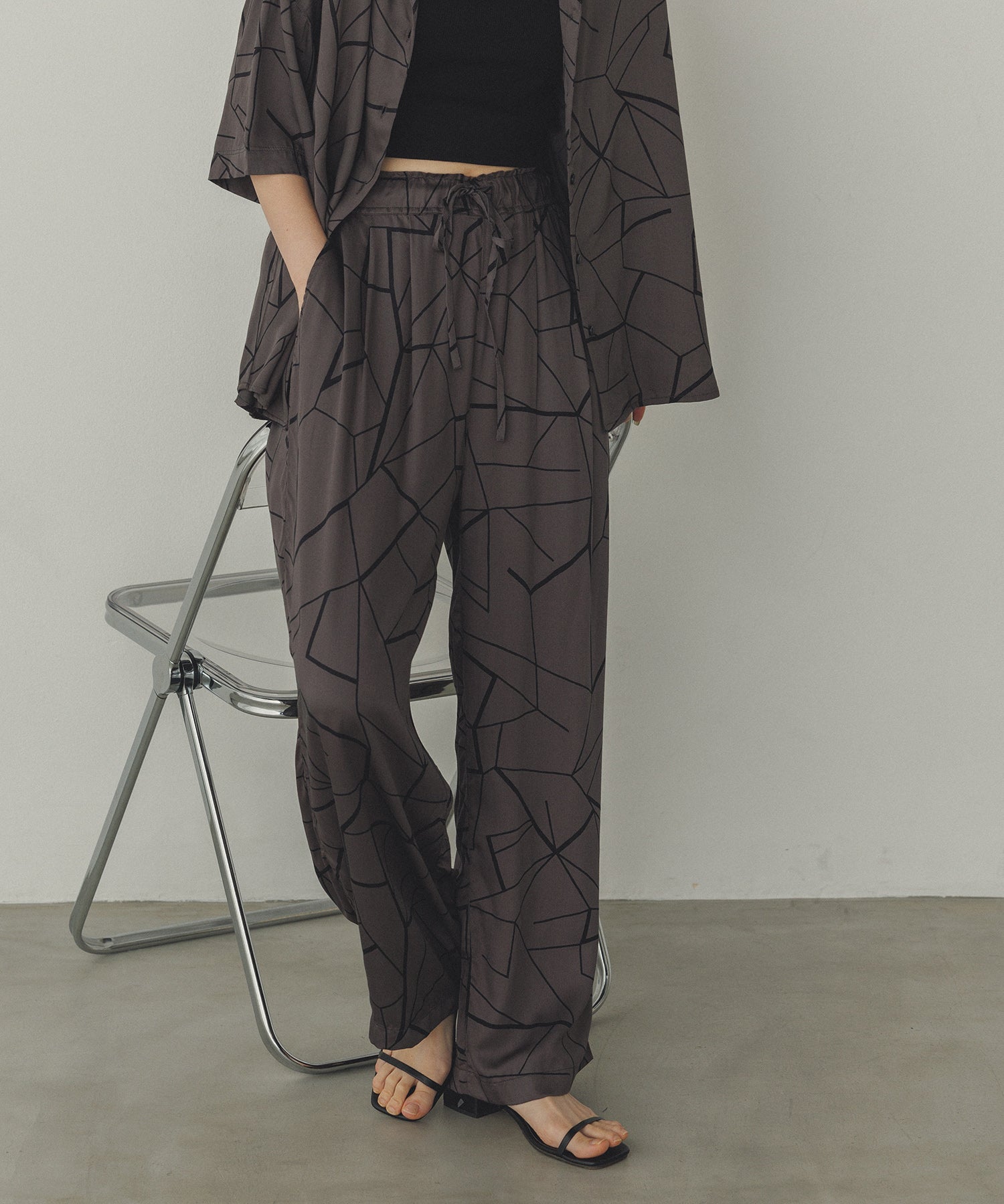 ビスコースサテン プリント タックストレートパンツ