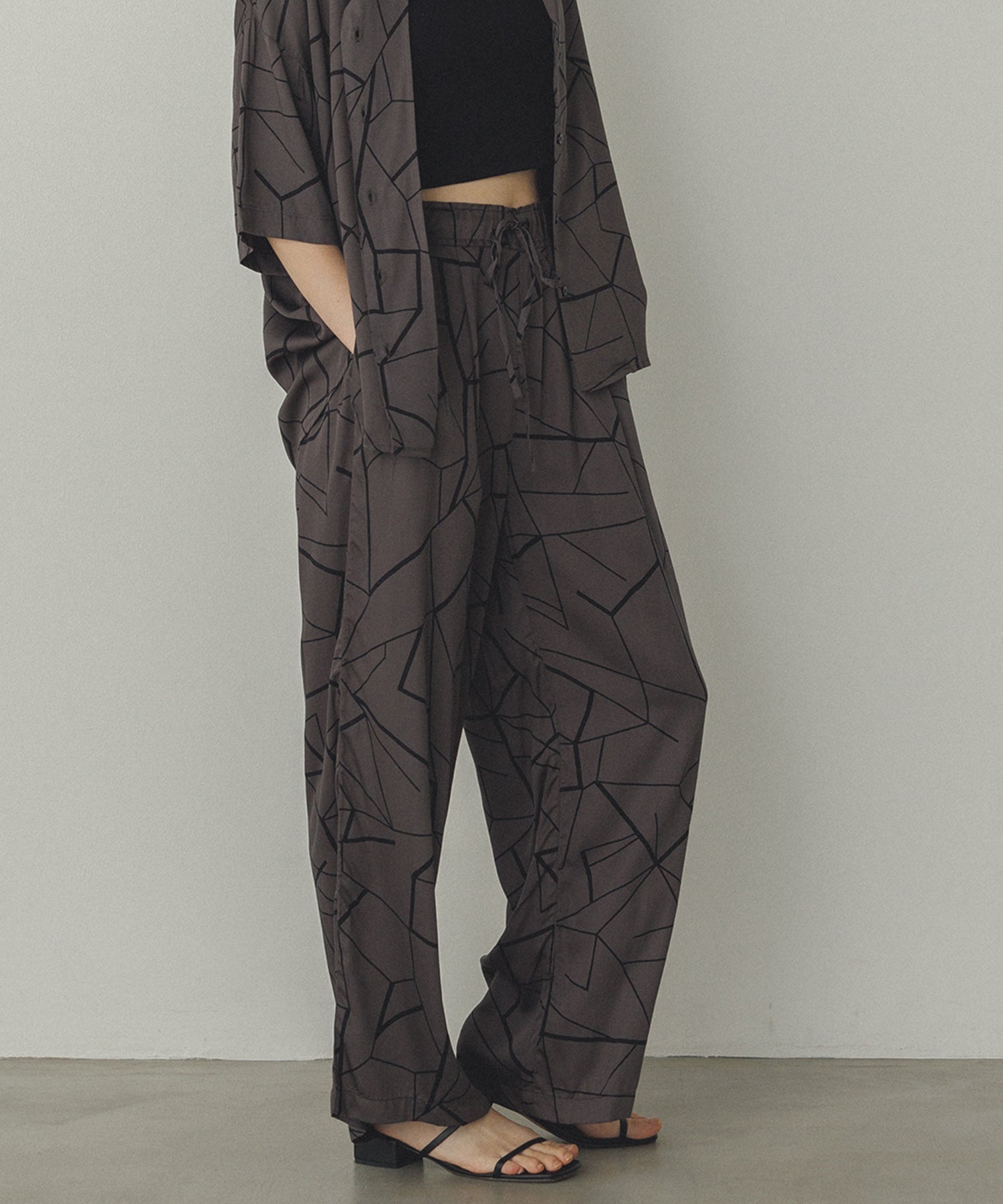 ビスコースサテン プリント タックストレートパンツ