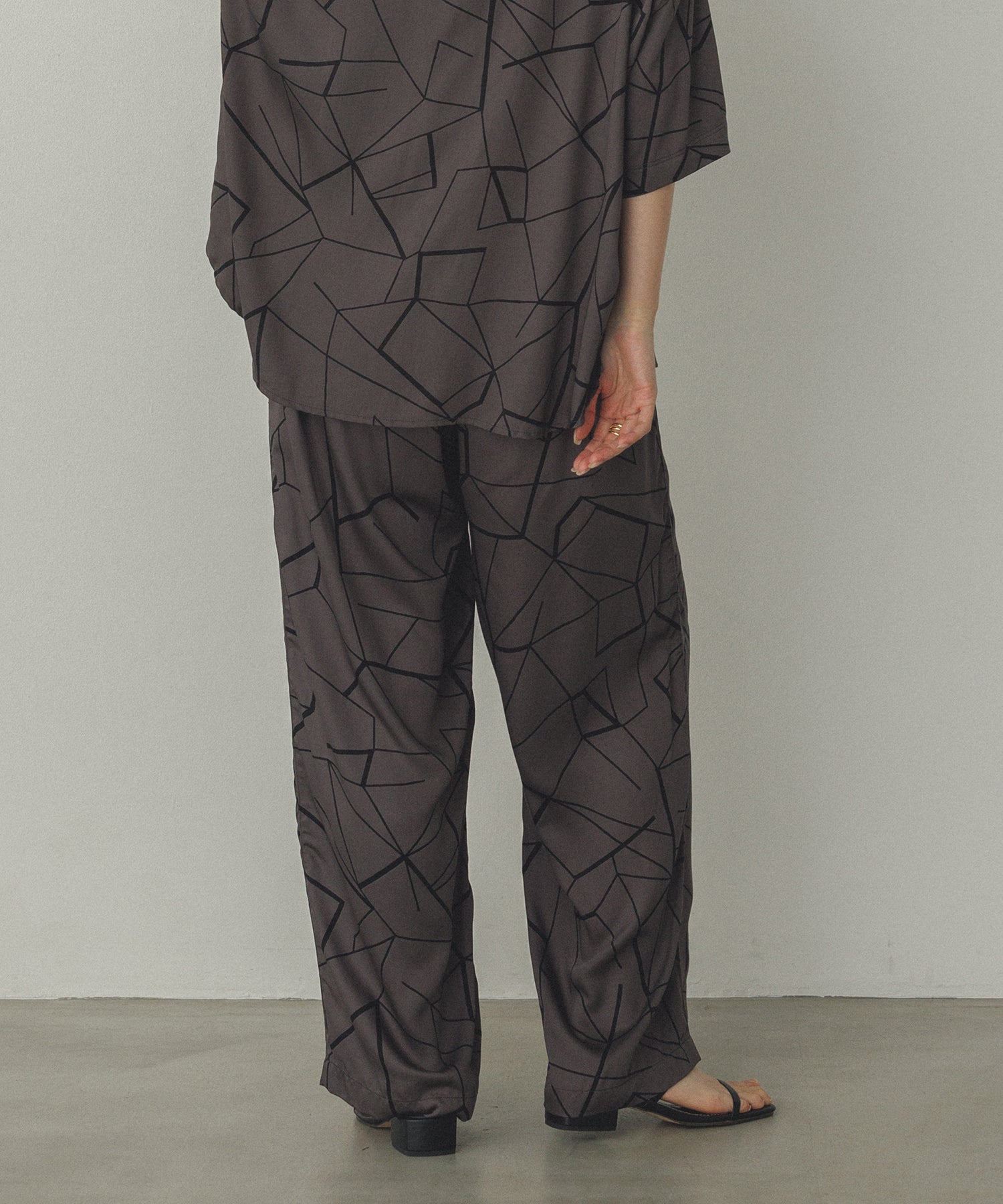 ビスコースサテン プリント タックストレートパンツ