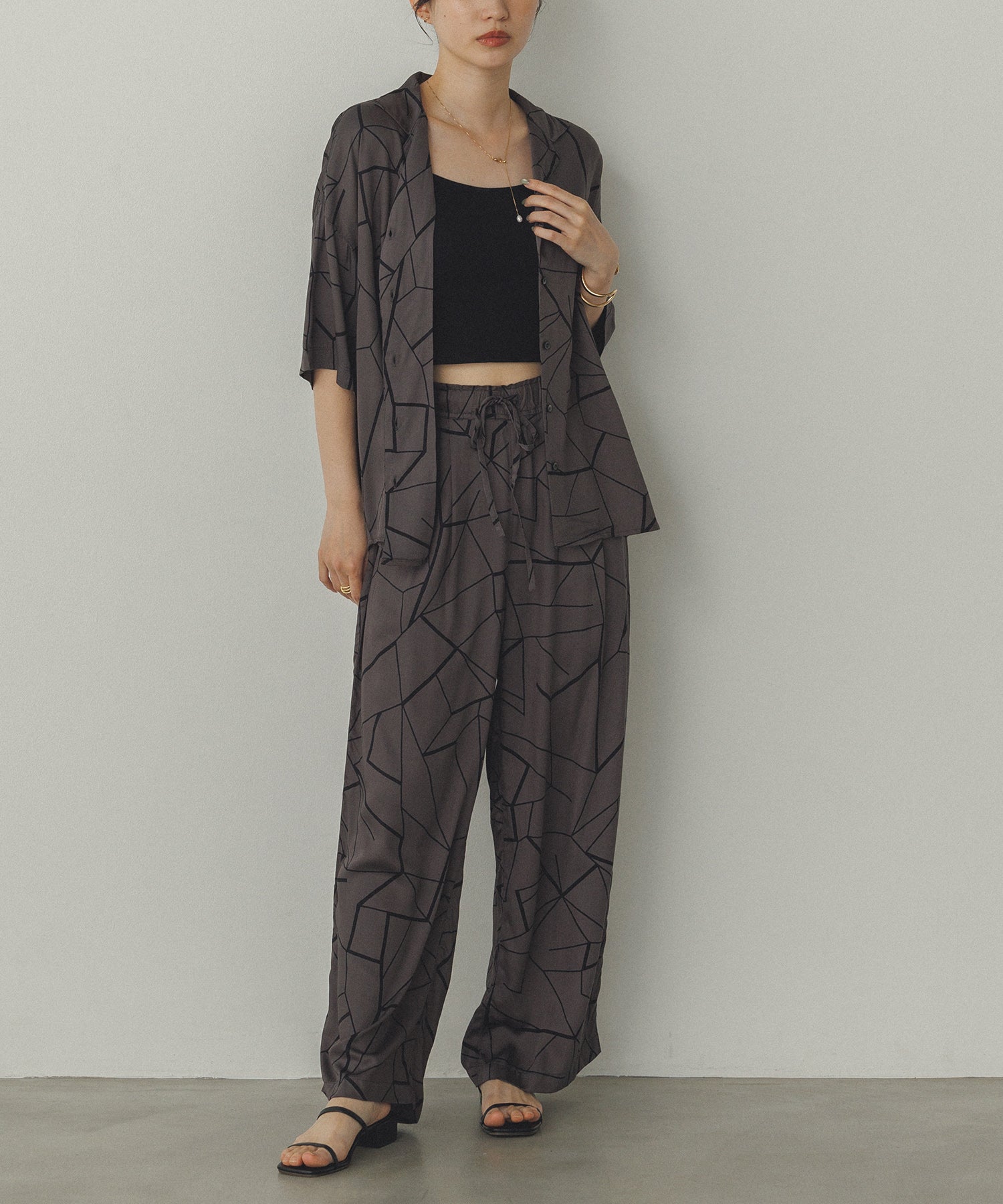 ビスコースサテン プリント タックストレートパンツ