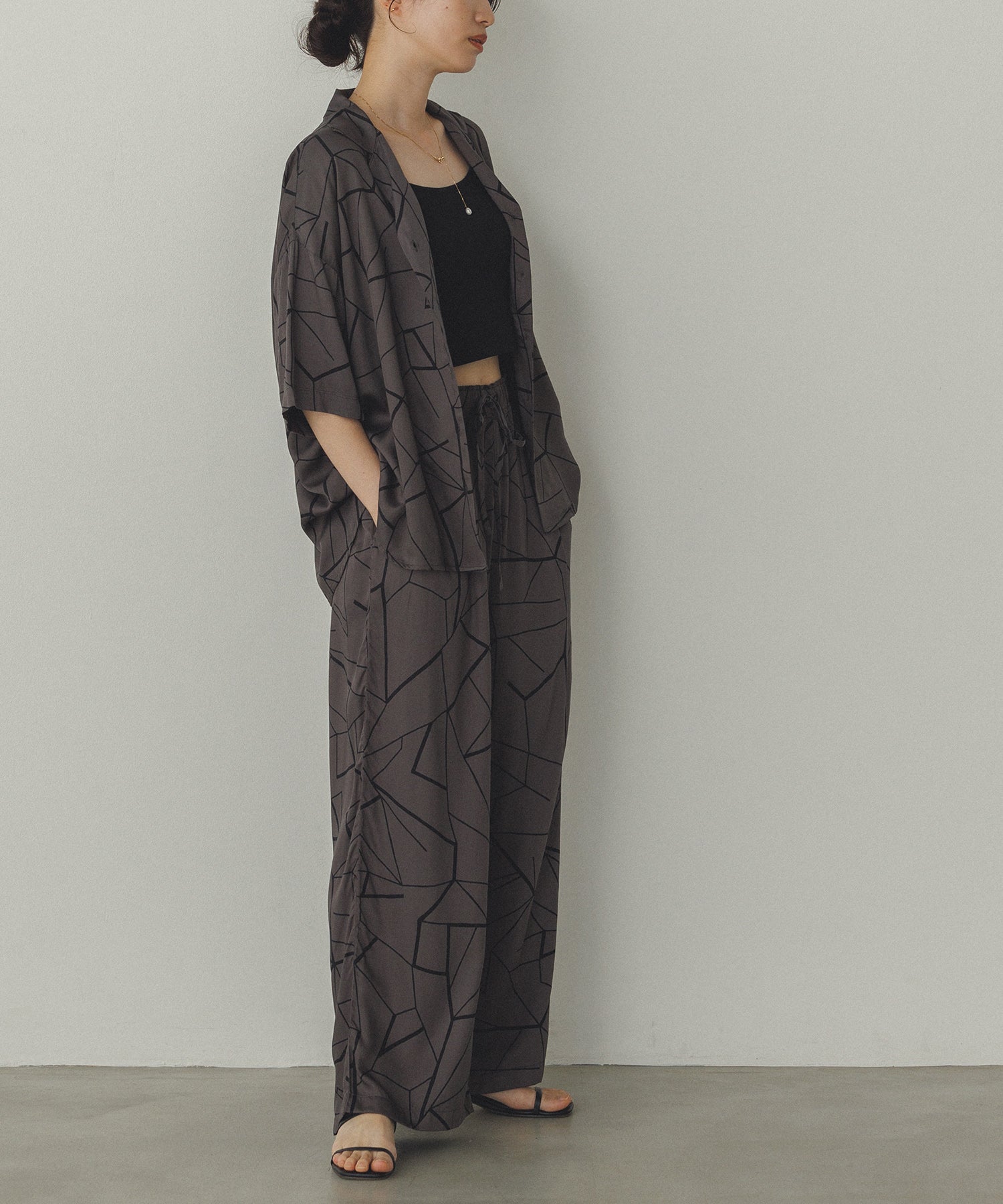 ビスコースサテン プリント タックストレートパンツ