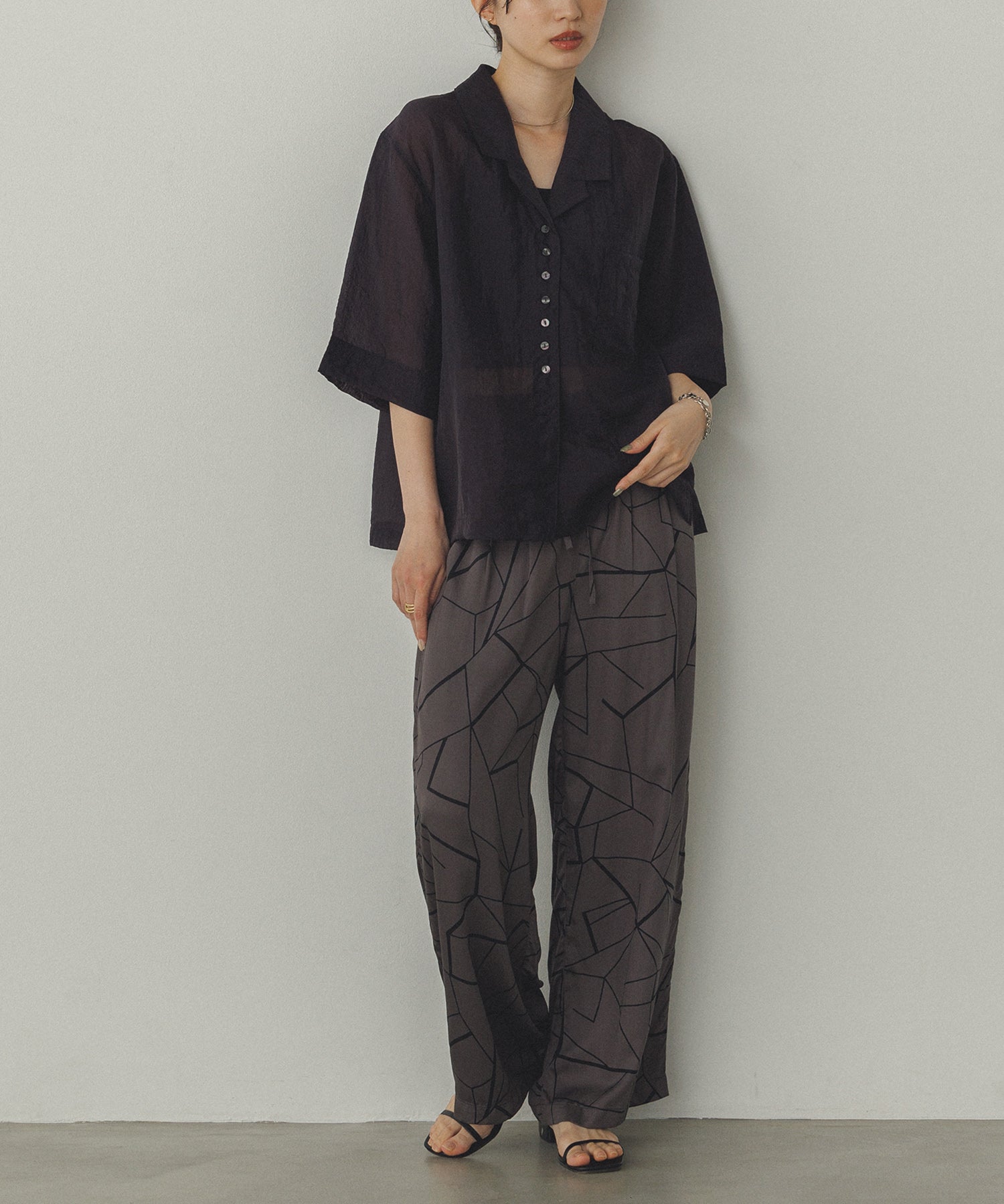 ビスコースサテン プリント タックストレートパンツ