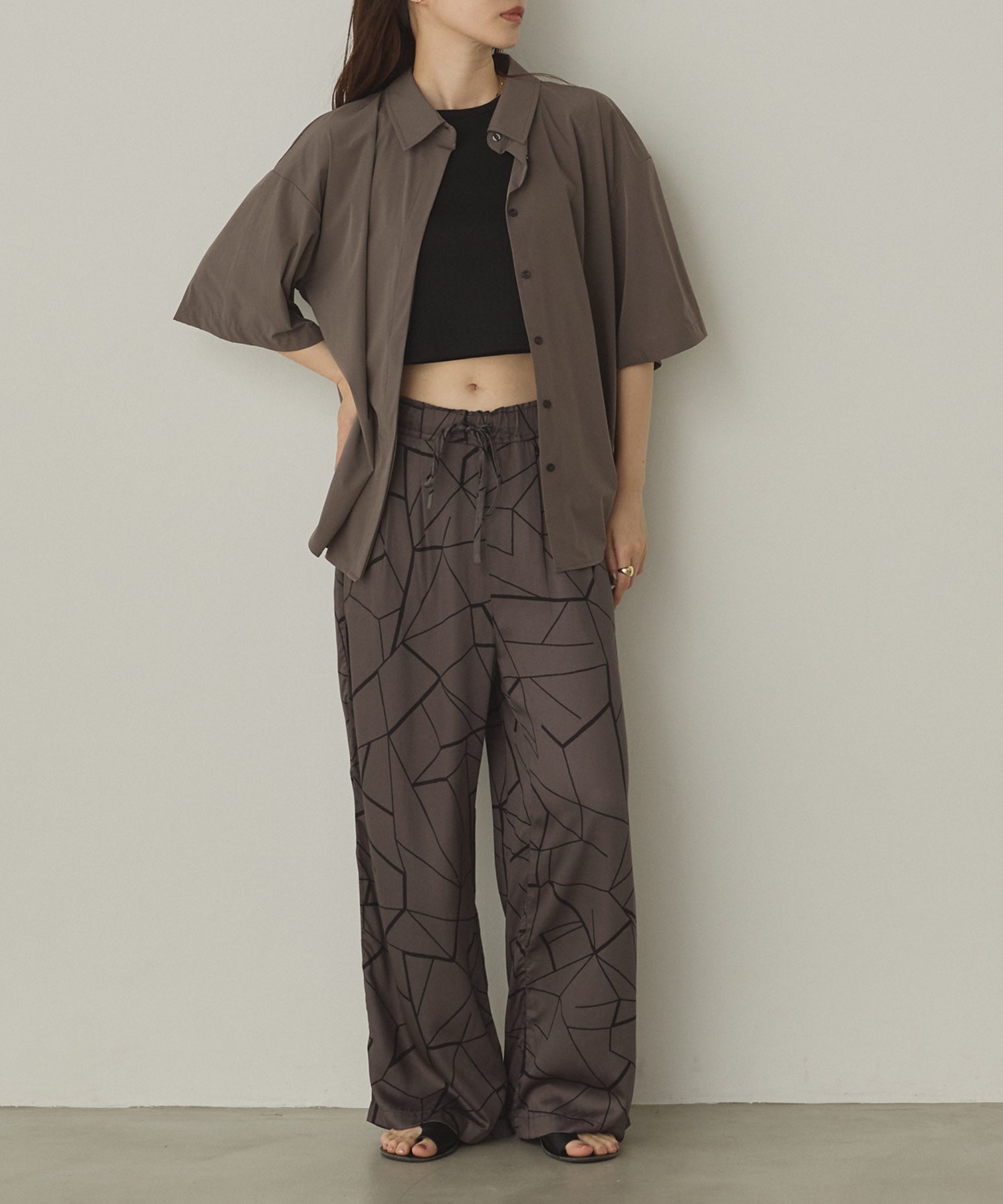 ビスコースサテン プリント タックストレートパンツ