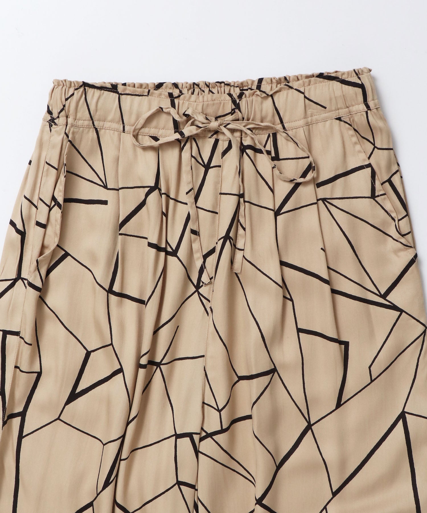ビスコースサテン プリント タックストレートパンツ