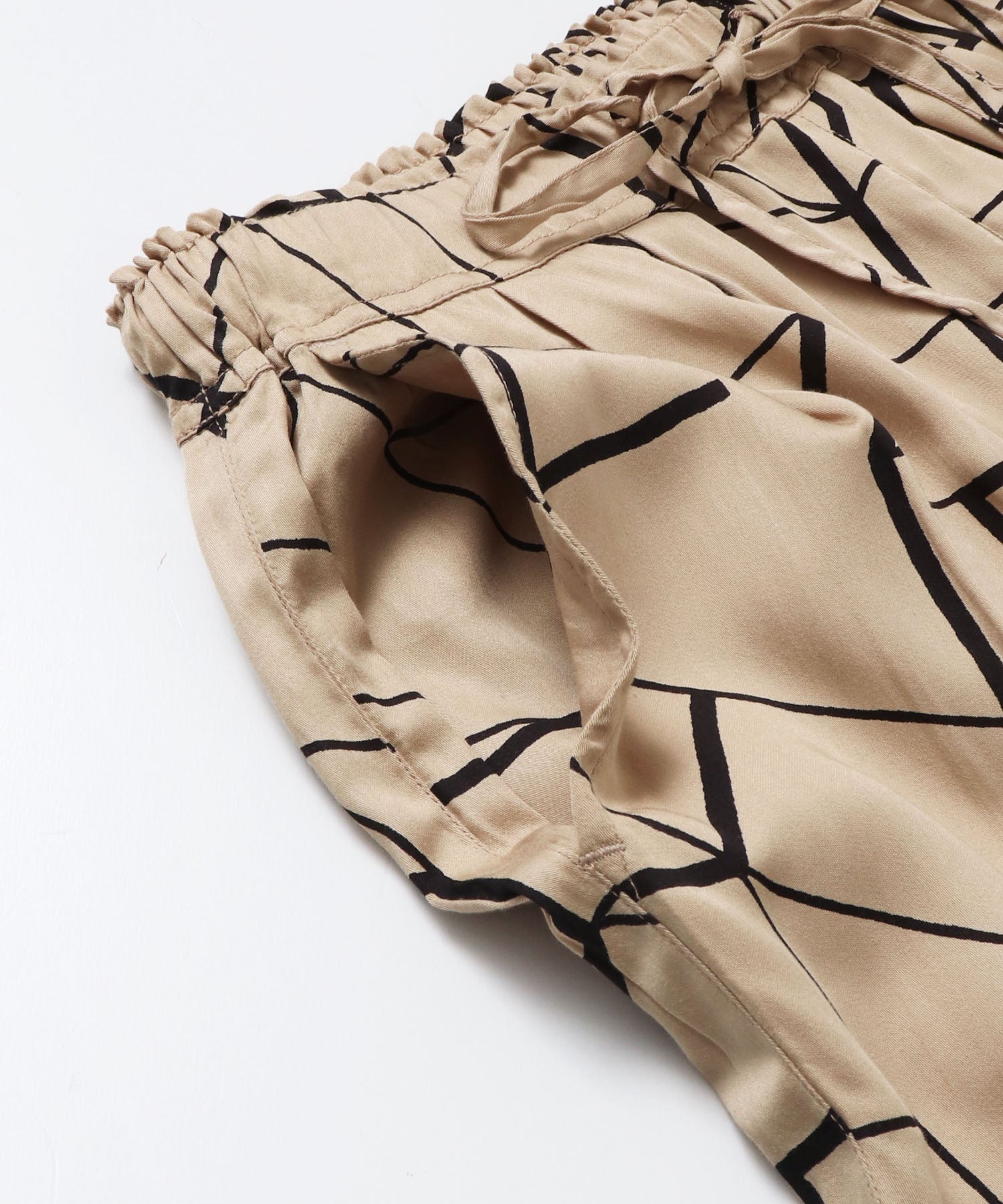 ビスコースサテン プリント タックストレートパンツ