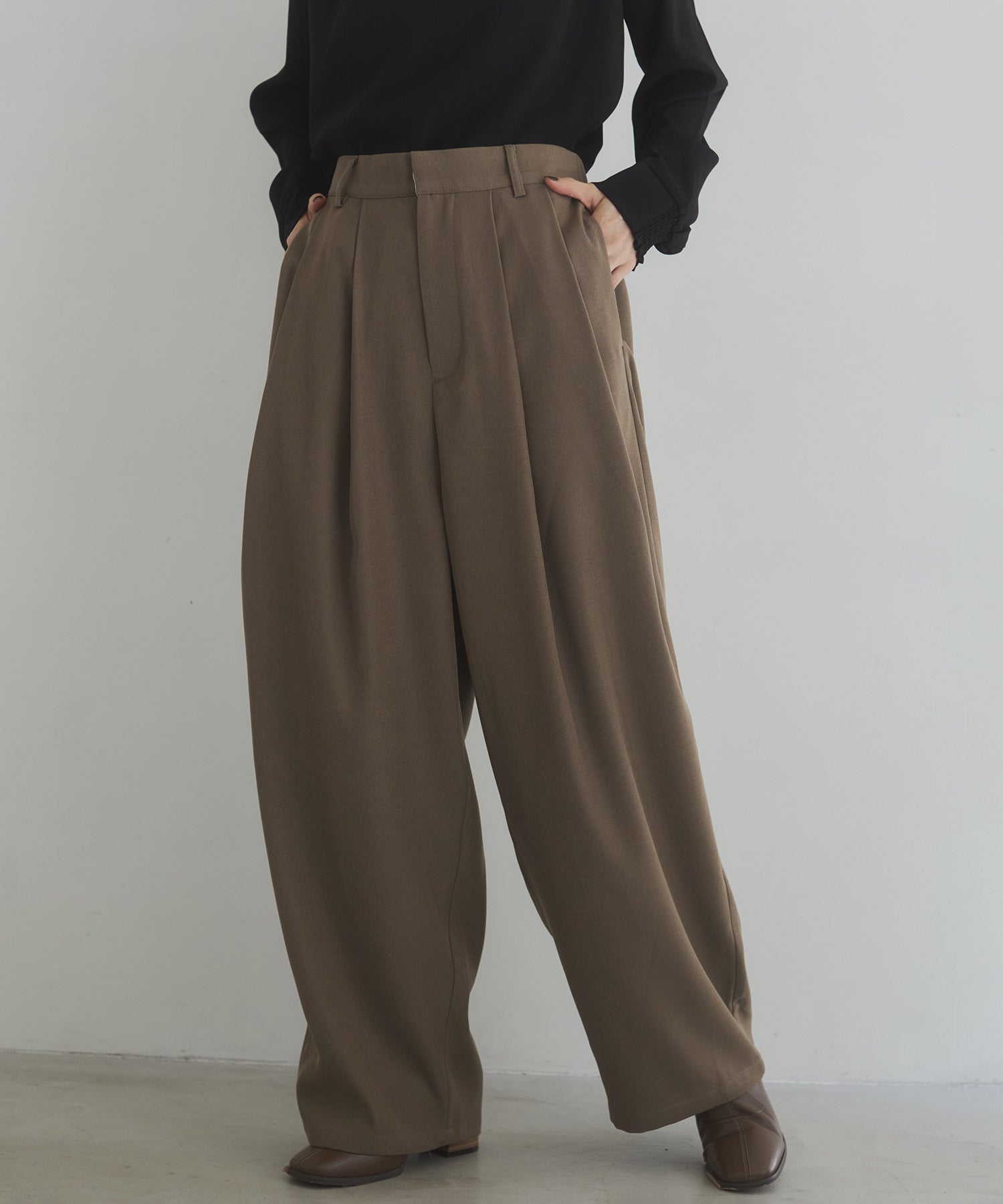 ポリツイル カーヴィパンツ