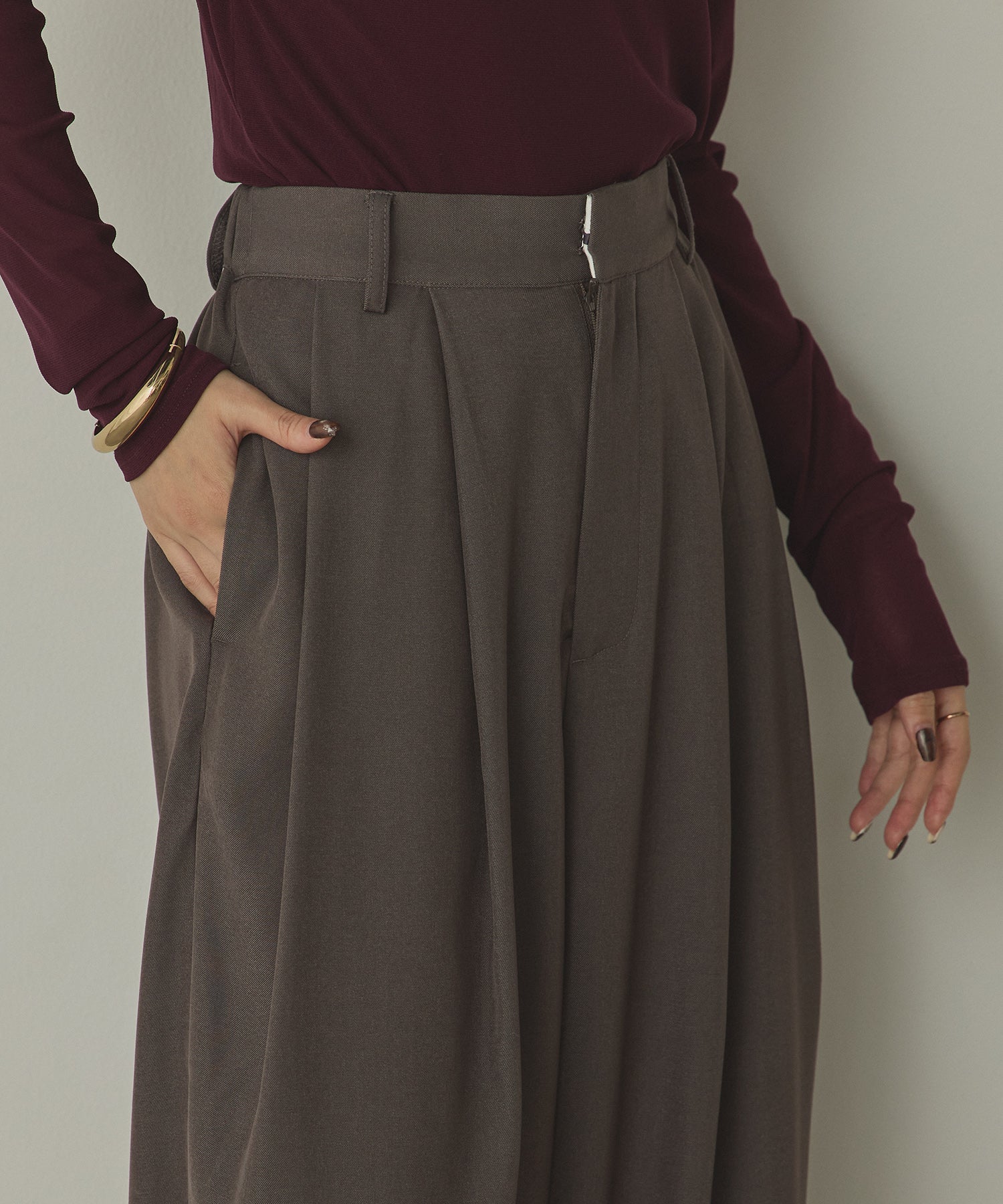 ポリツイル カーヴィパンツ