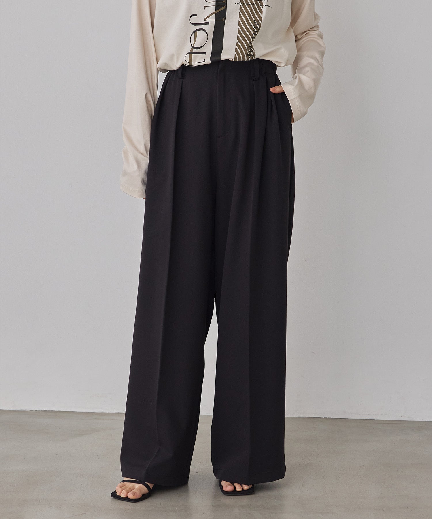 POLYRAYON TUCK PANTS