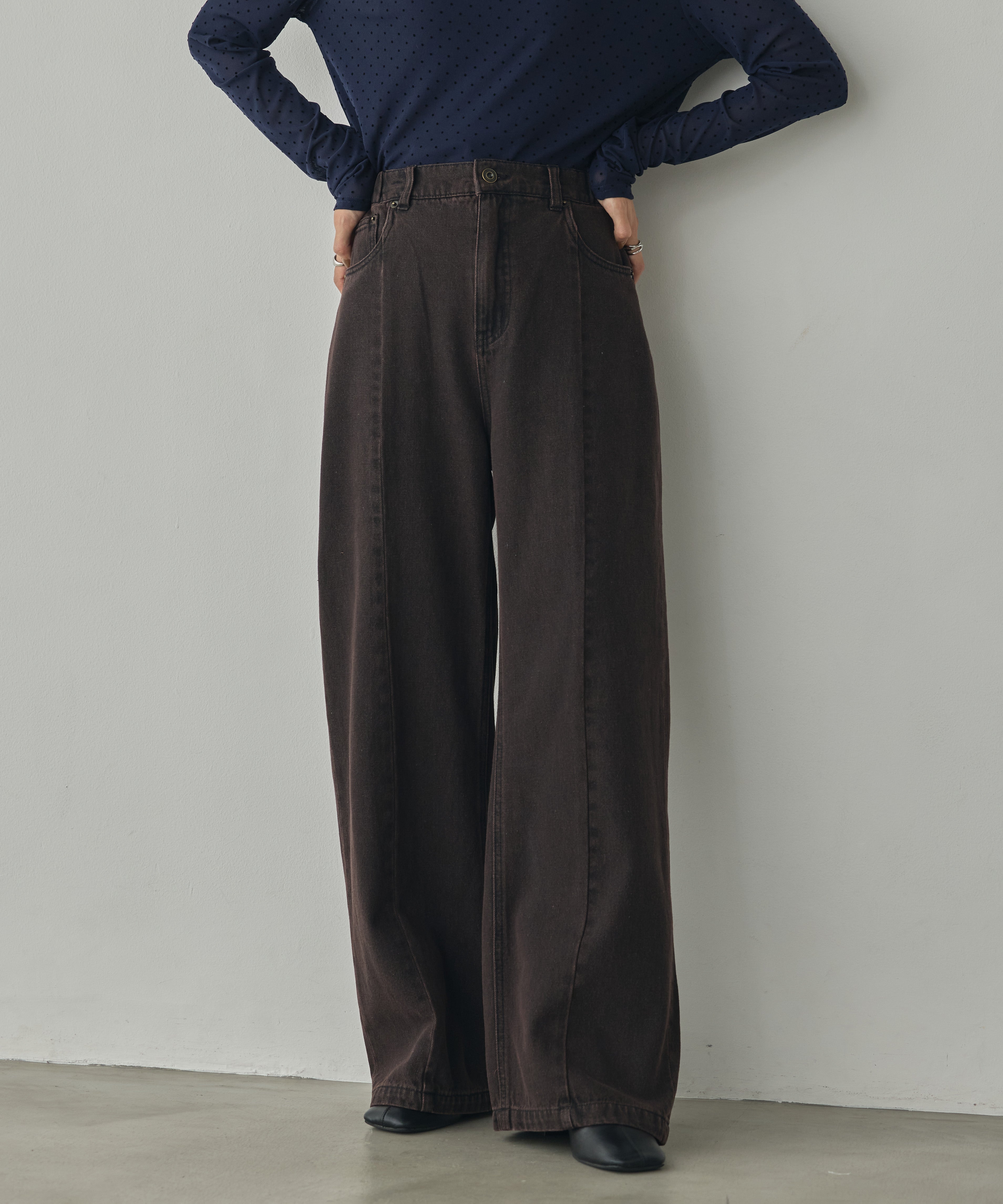 CENTER-SEAM SEMI-FLARED DENIM PANTS