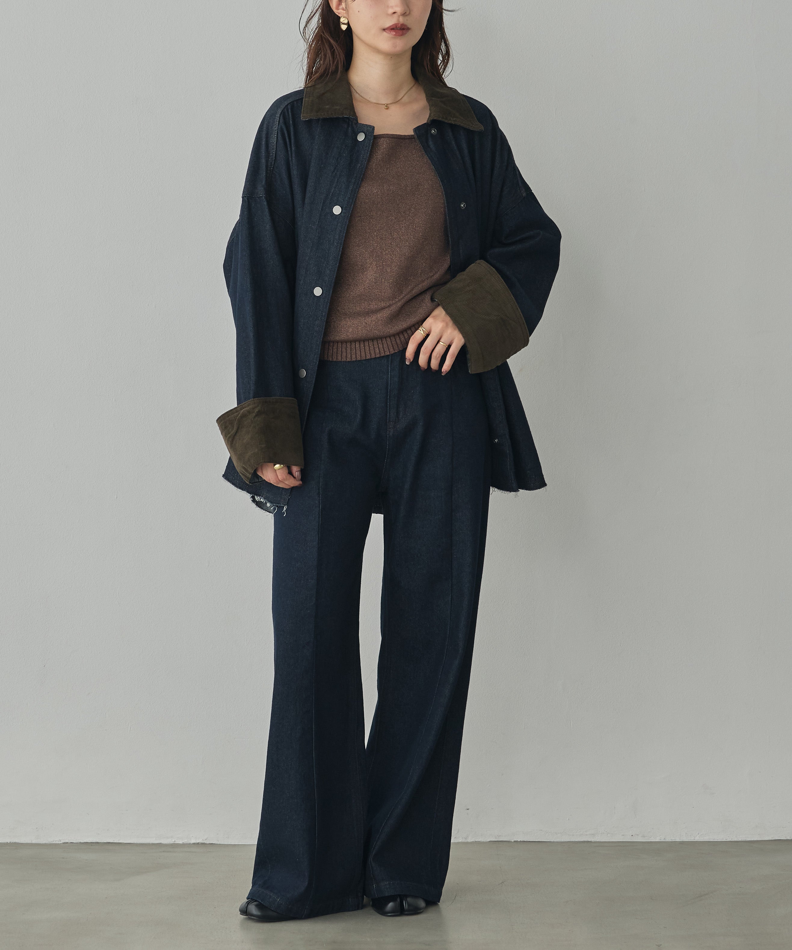 CENTER-SEAM SEMI-FLARED DENIM PANTS