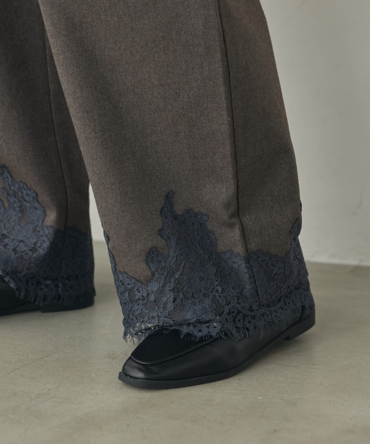 WIDE-LEG WITH LACE HEM PANTS
