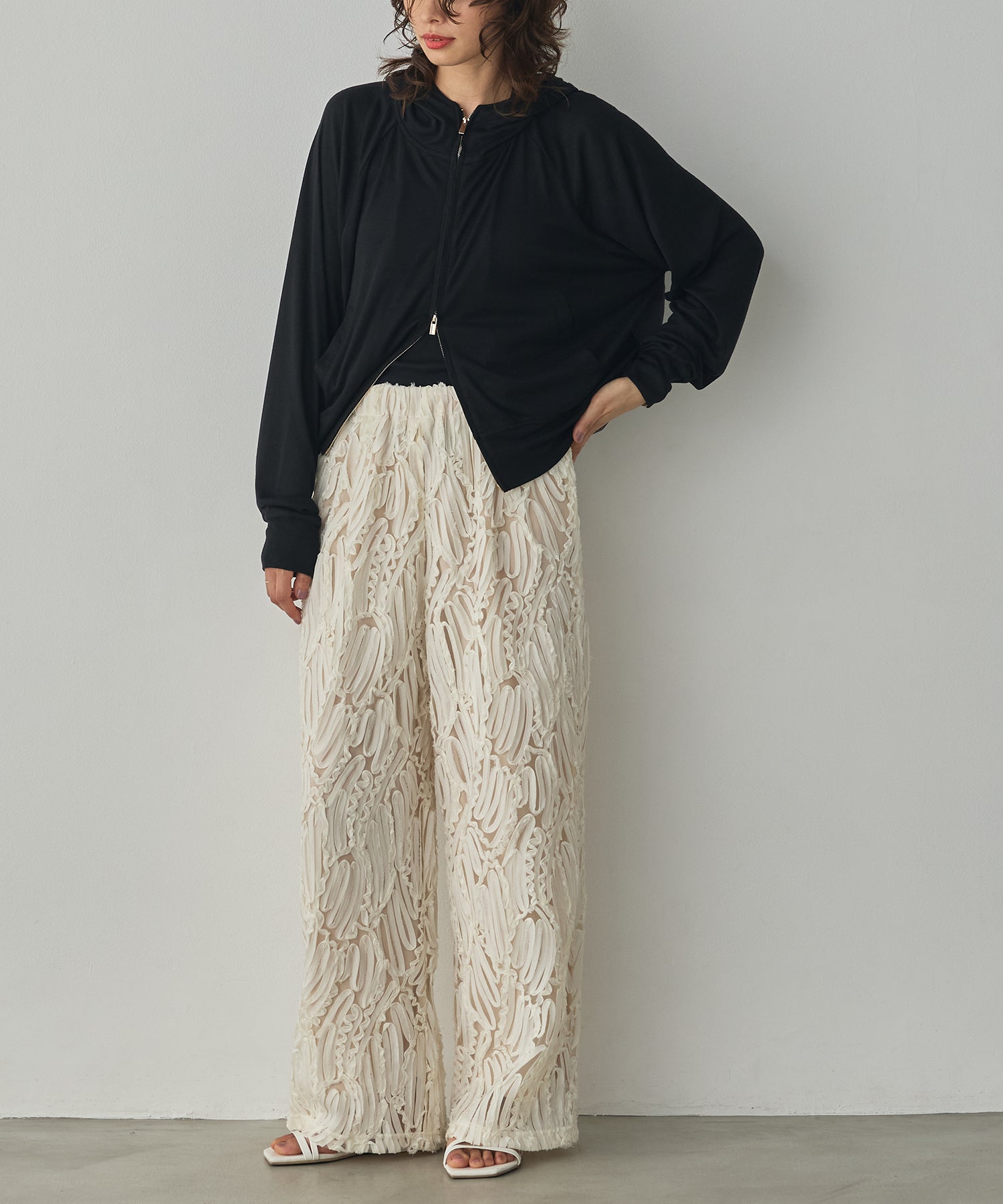 MOTIF LACE STRAIGHT-LEG PANTS