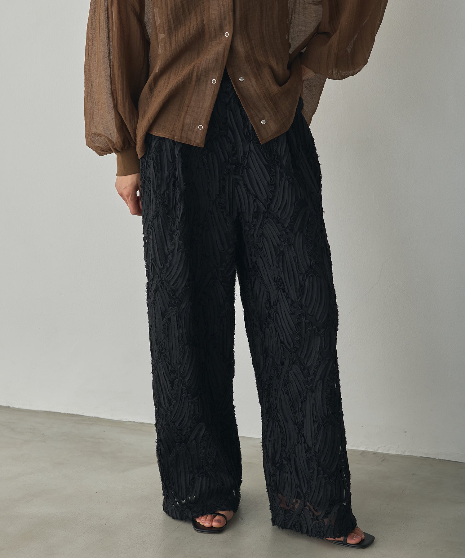MOTIF LACE STRAIGHT-LEG PANTS