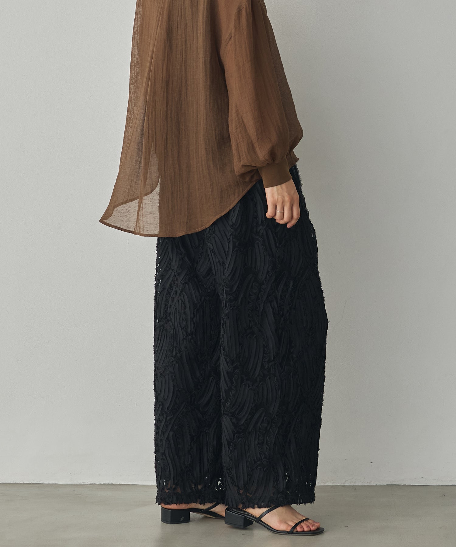MOTIF LACE STRAIGHT-LEG PANTS