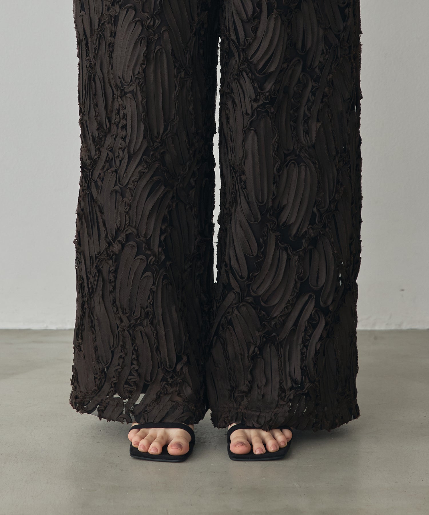 MOTIF LACE STRAIGHT-LEG PANTS