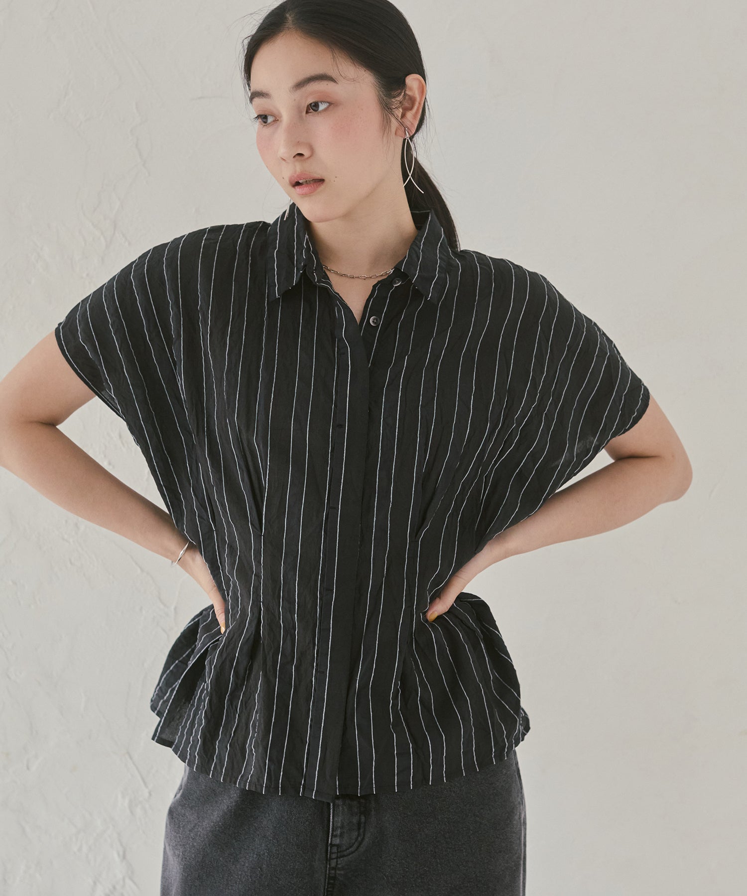 DOBBY STRIPE SHORT-SLEEVE SHIRT WITH WAIST TUCKS