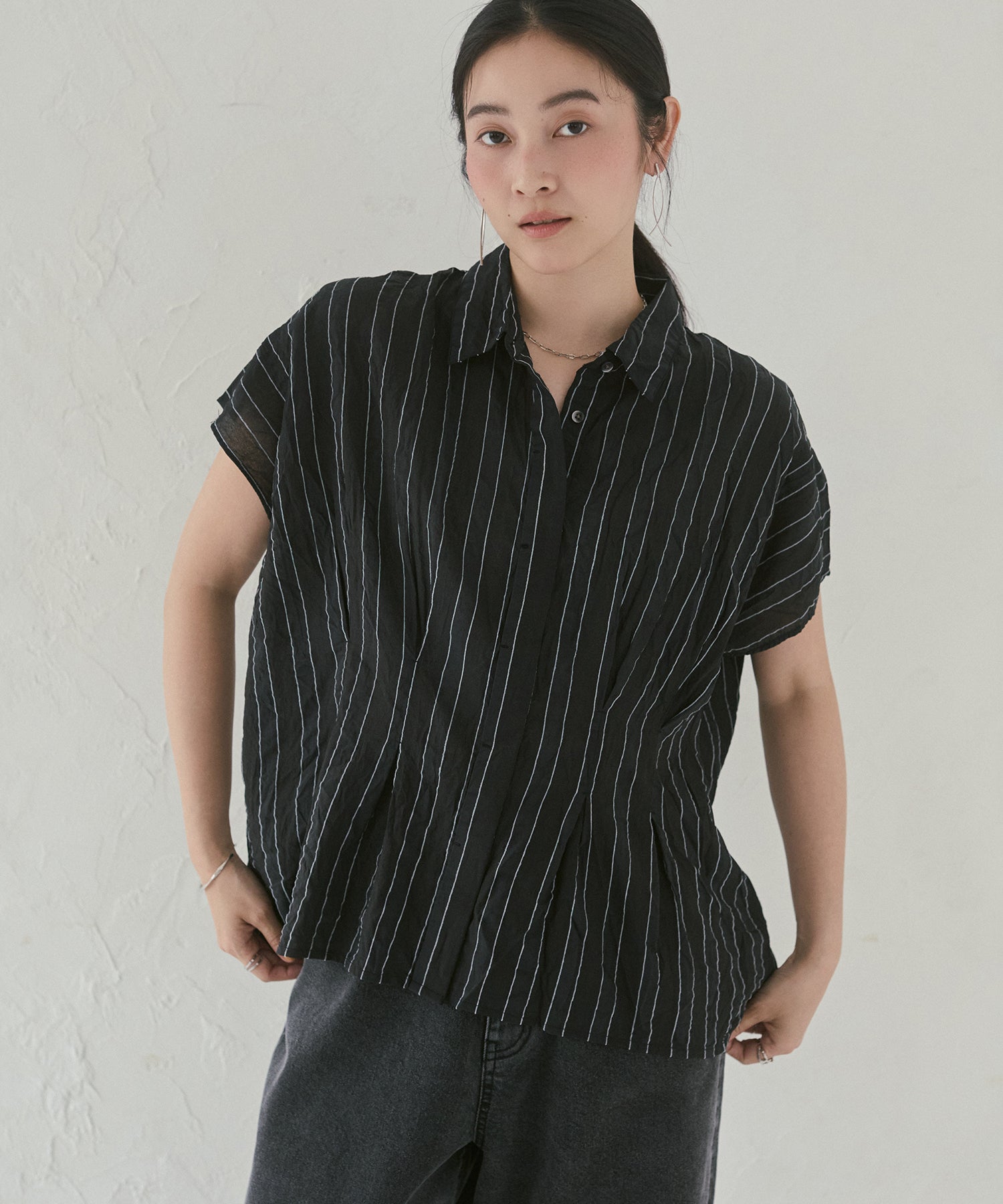 DOBBY STRIPE SHORT-SLEEVE SHIRT WITH WAIST TUCKS