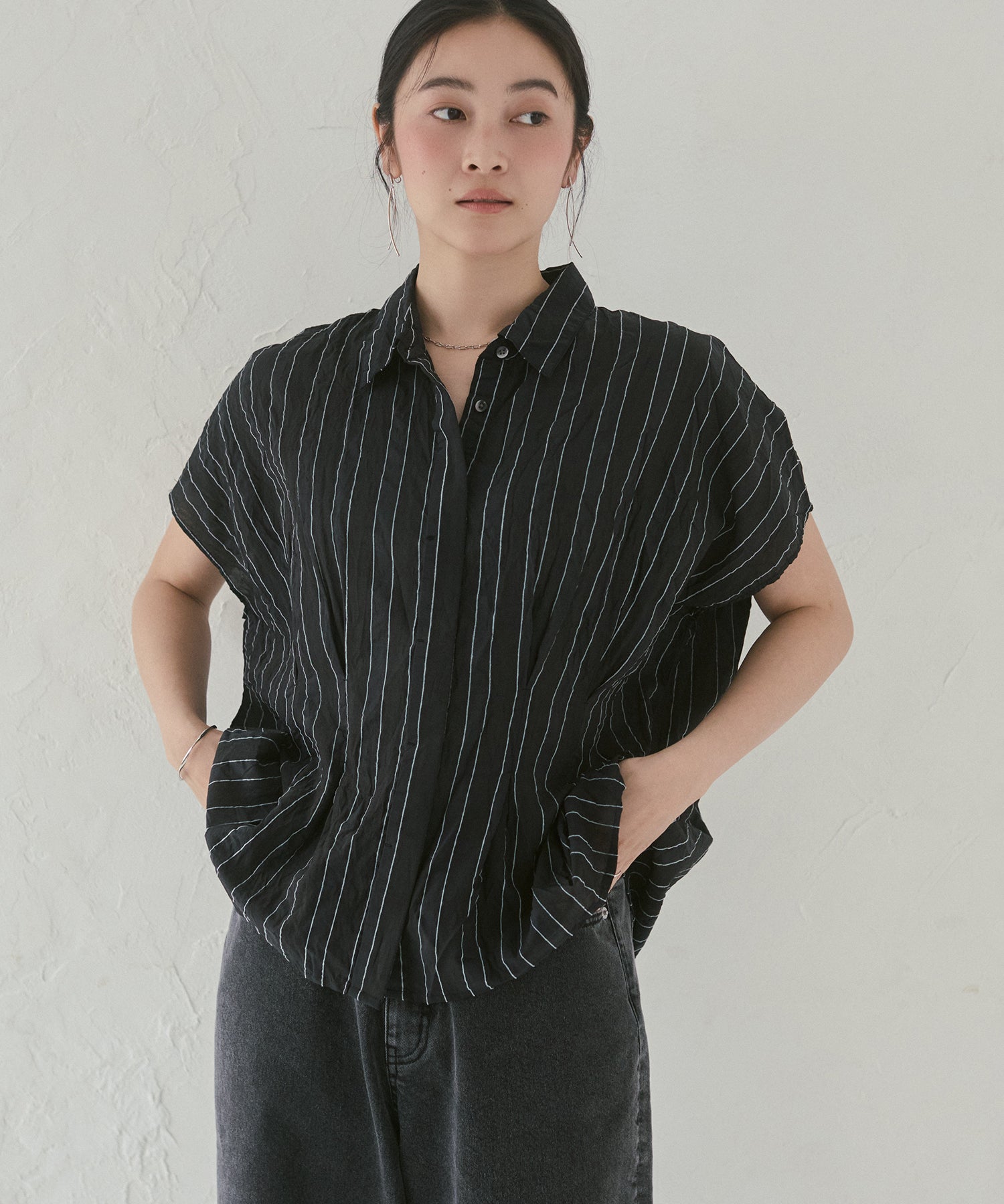 DOBBY STRIPE SHORT-SLEEVE SHIRT WITH WAIST TUCKS