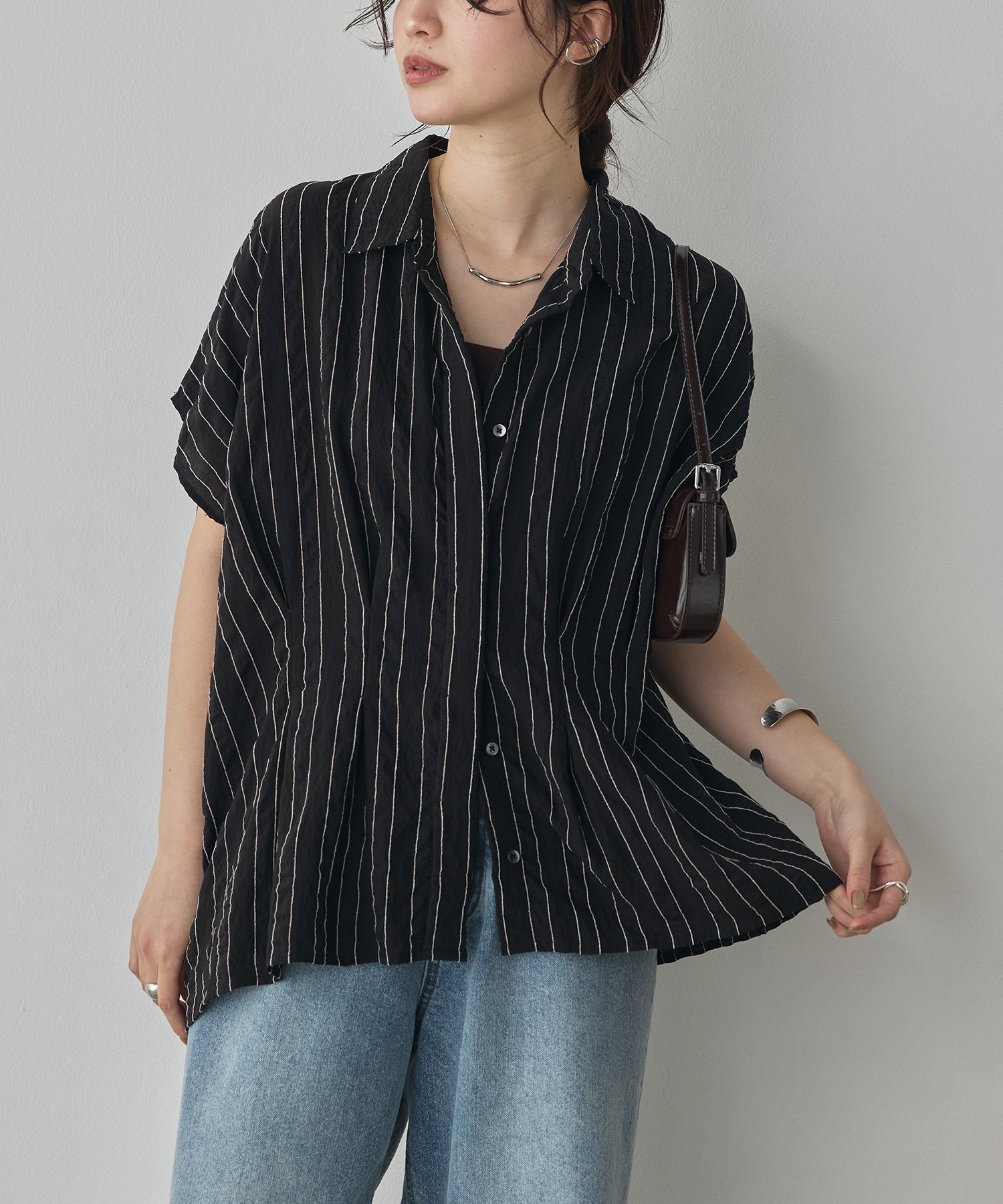 DOBBY STRIPE SHORT-SLEEVE SHIRT WITH WAIST TUCKS