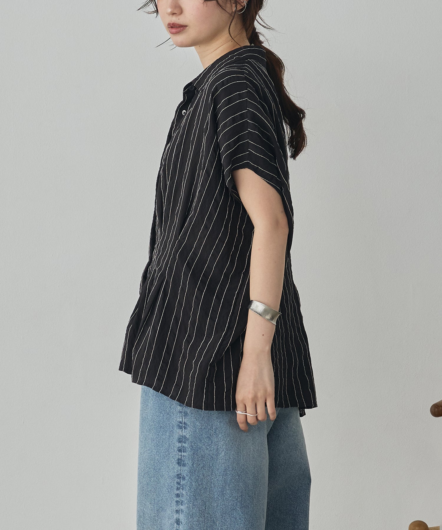 DOBBY STRIPE SHORT-SLEEVE SHIRT WITH WAIST TUCKS
