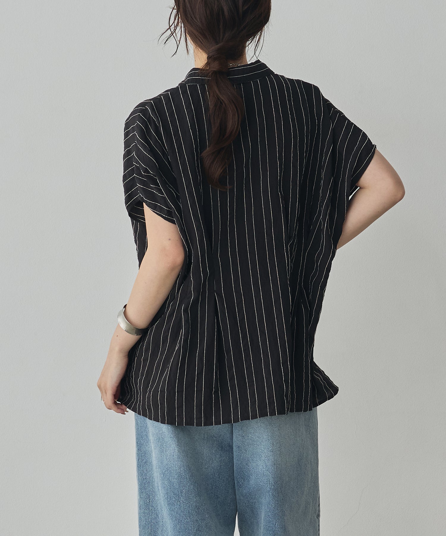 DOBBY STRIPE SHORT-SLEEVE SHIRT WITH WAIST TUCKS