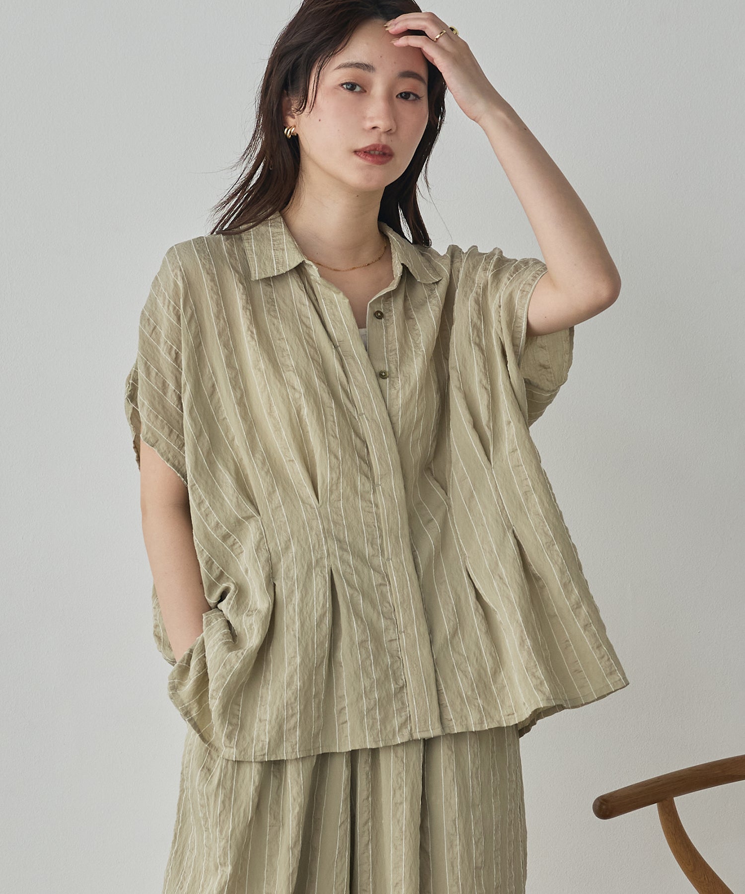 DOBBY STRIPE SHORT-SLEEVE SHIRT WITH WAIST TUCKS