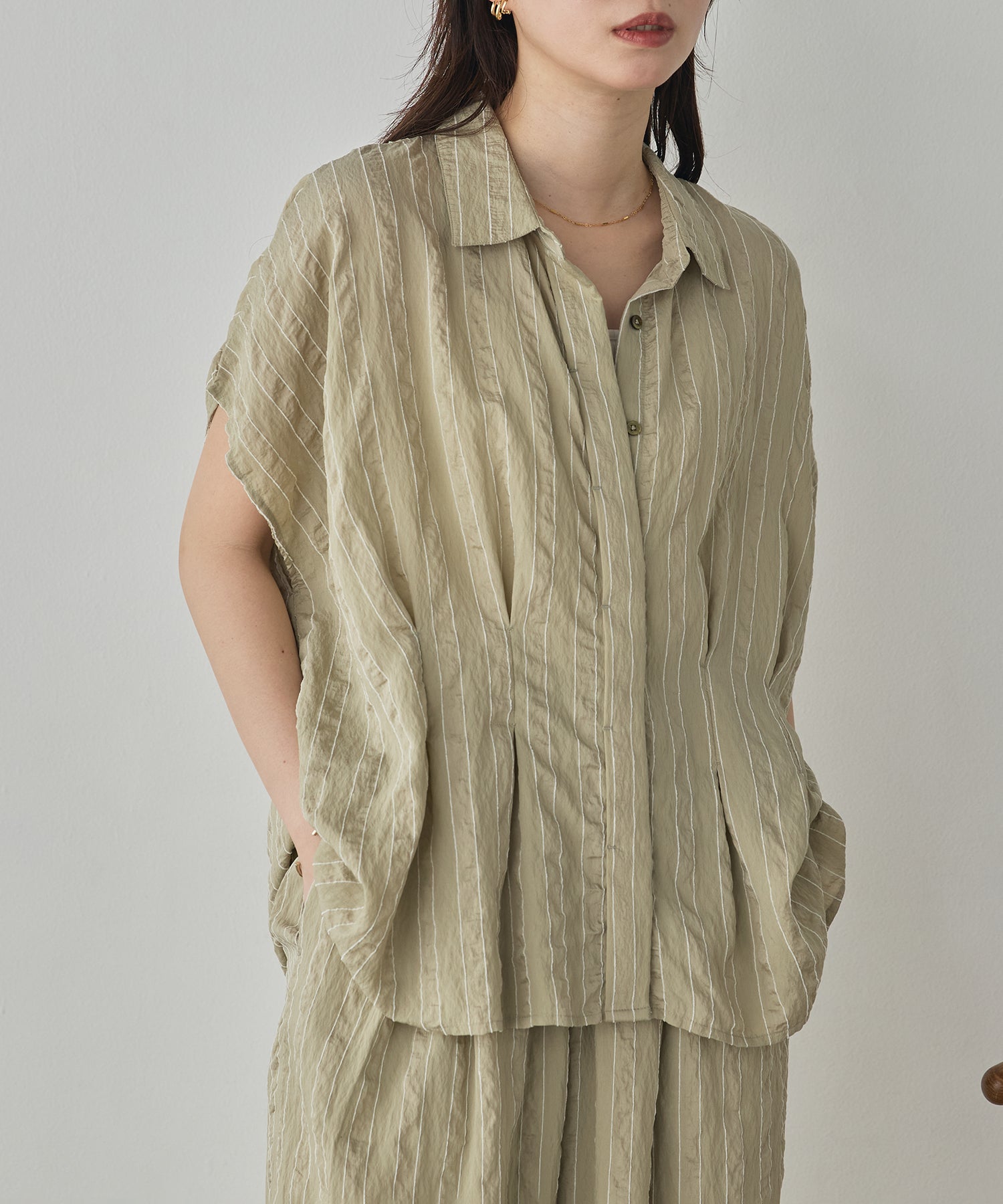 DOBBY STRIPE SHORT-SLEEVE SHIRT WITH WAIST TUCKS
