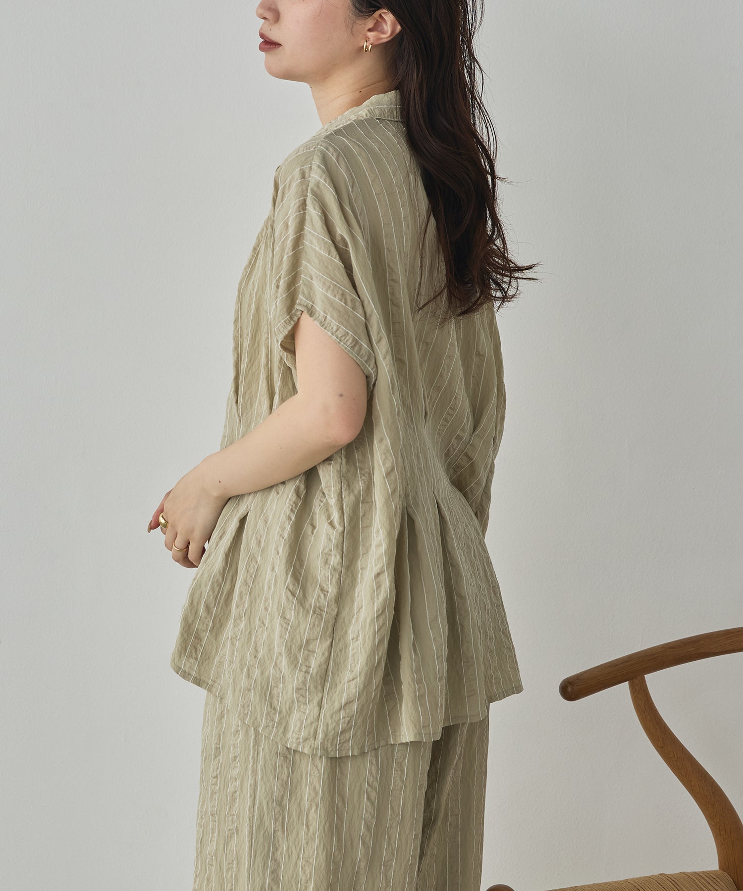 DOBBY STRIPE SHORT-SLEEVE SHIRT WITH WAIST TUCKS