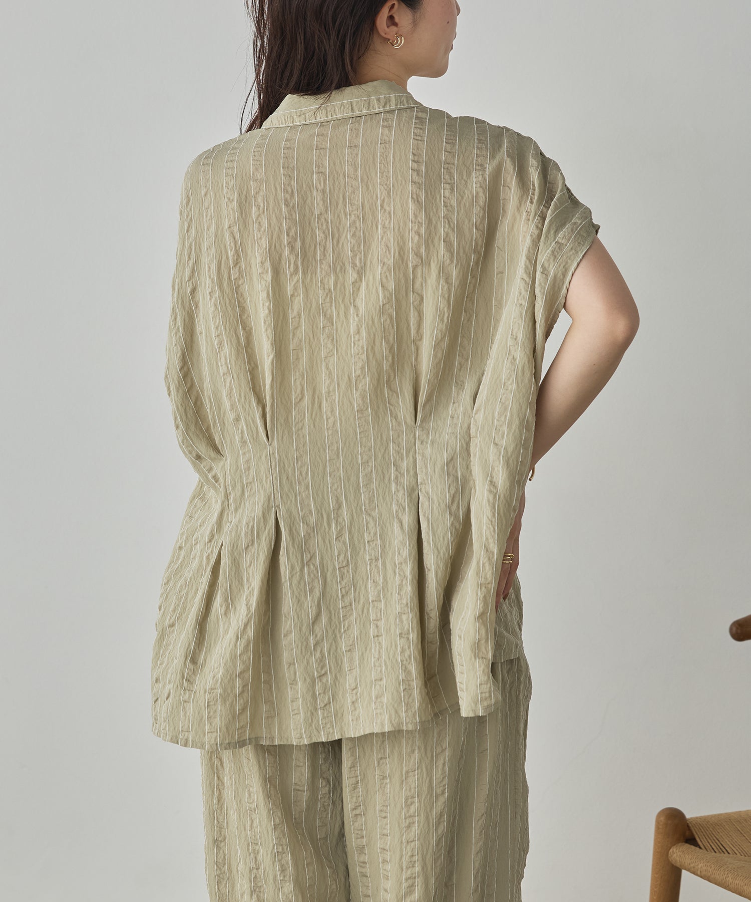 DOBBY STRIPE SHORT-SLEEVE SHIRT WITH WAIST TUCKS