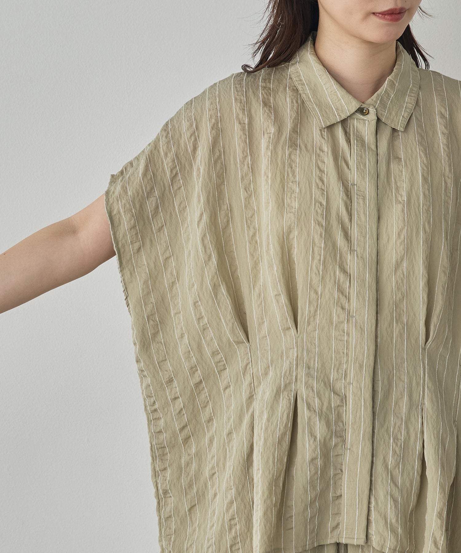 DOBBY STRIPE SHORT-SLEEVE SHIRT WITH WAIST TUCKS