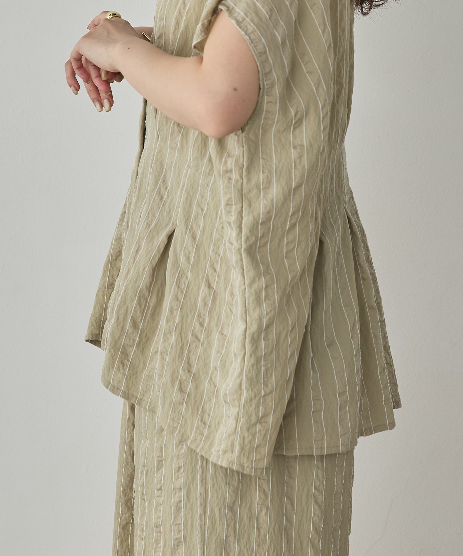 DOBBY STRIPE SHORT-SLEEVE SHIRT WITH WAIST TUCKS