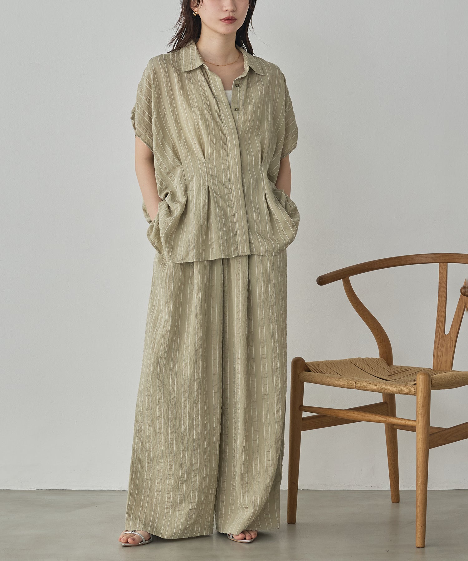 DOBBY STRIPE SHORT-SLEEVE SHIRT WITH WAIST TUCKS