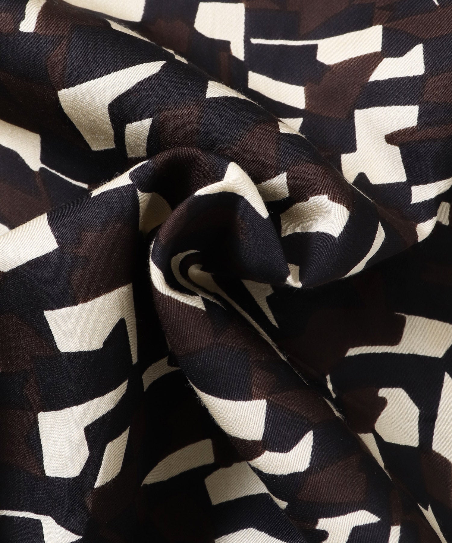 GEOMETRIC PRINT SHIRT