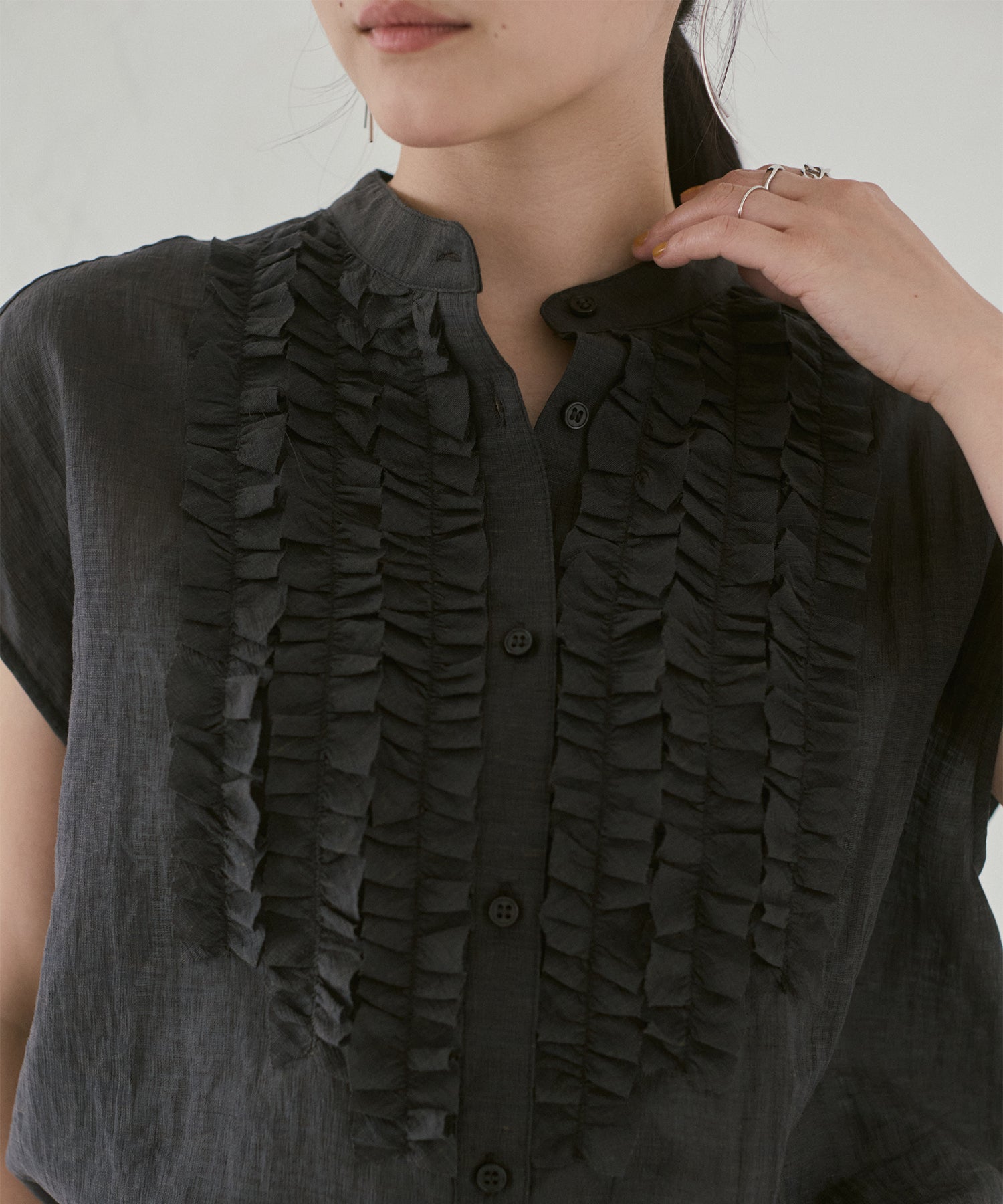 HIGH-TWIST SLUB FRILL BLOUSE