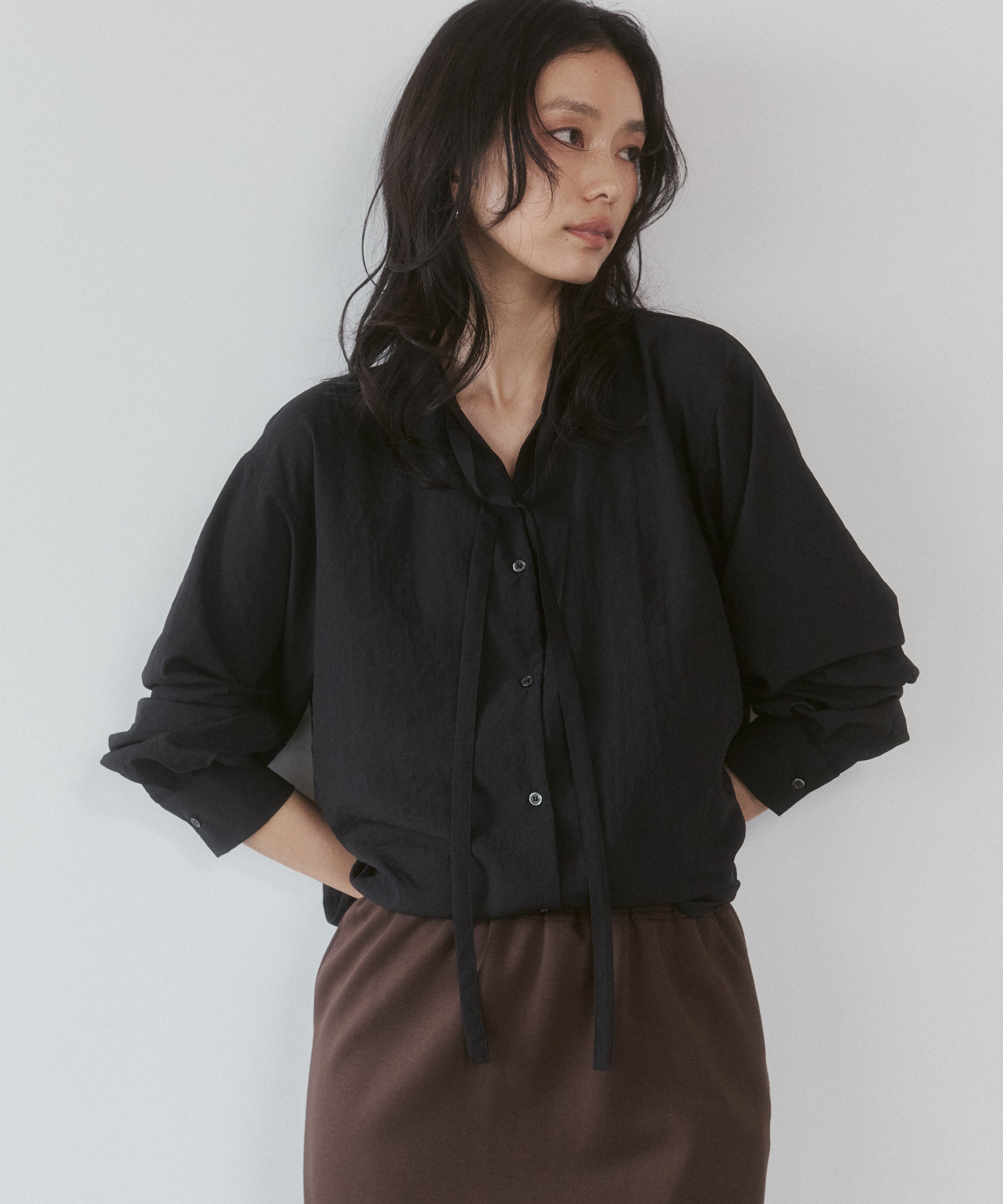 2WAY BACK-GATHERED BOW-TIE BLOUSE